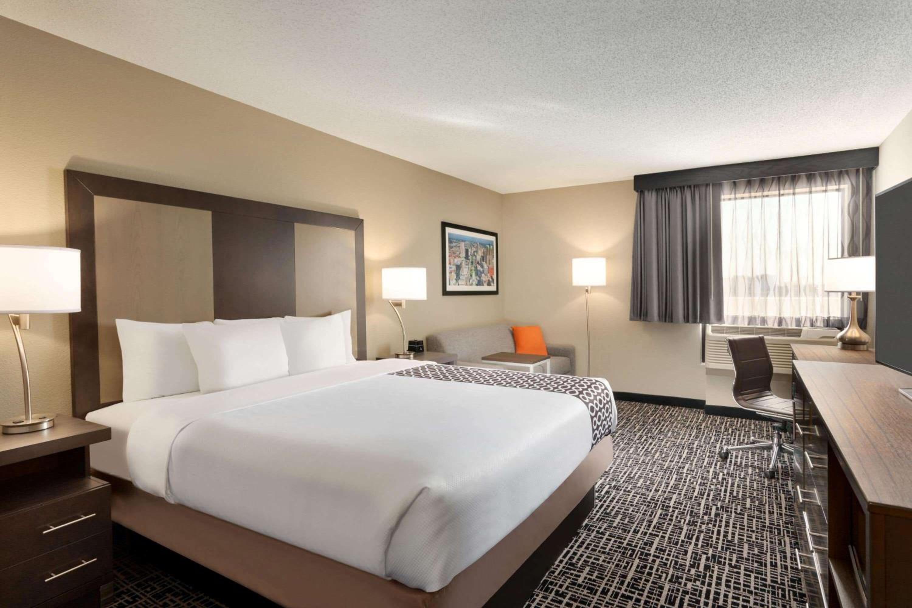 King Suite - Non-Smoking - Photo 3