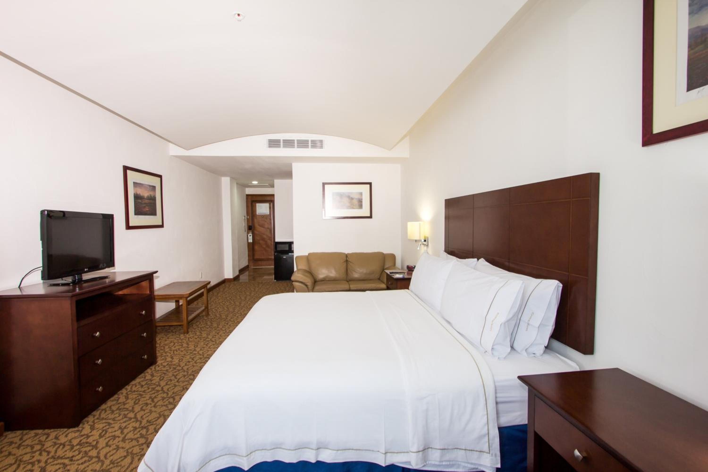 Standard King Room with Extra Floor Space - Photo 4