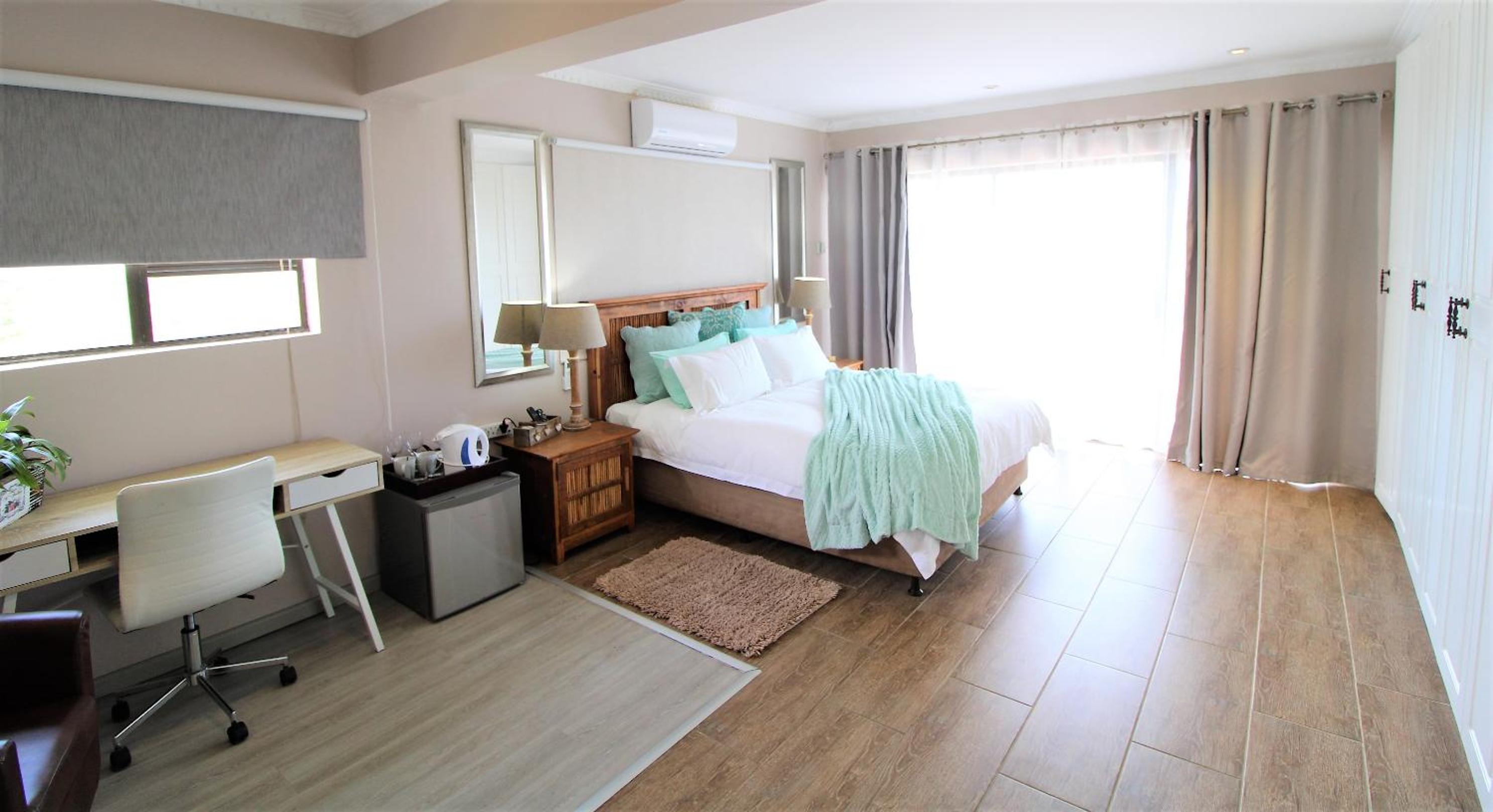 Queen Suite with Sea View - Photo 9
