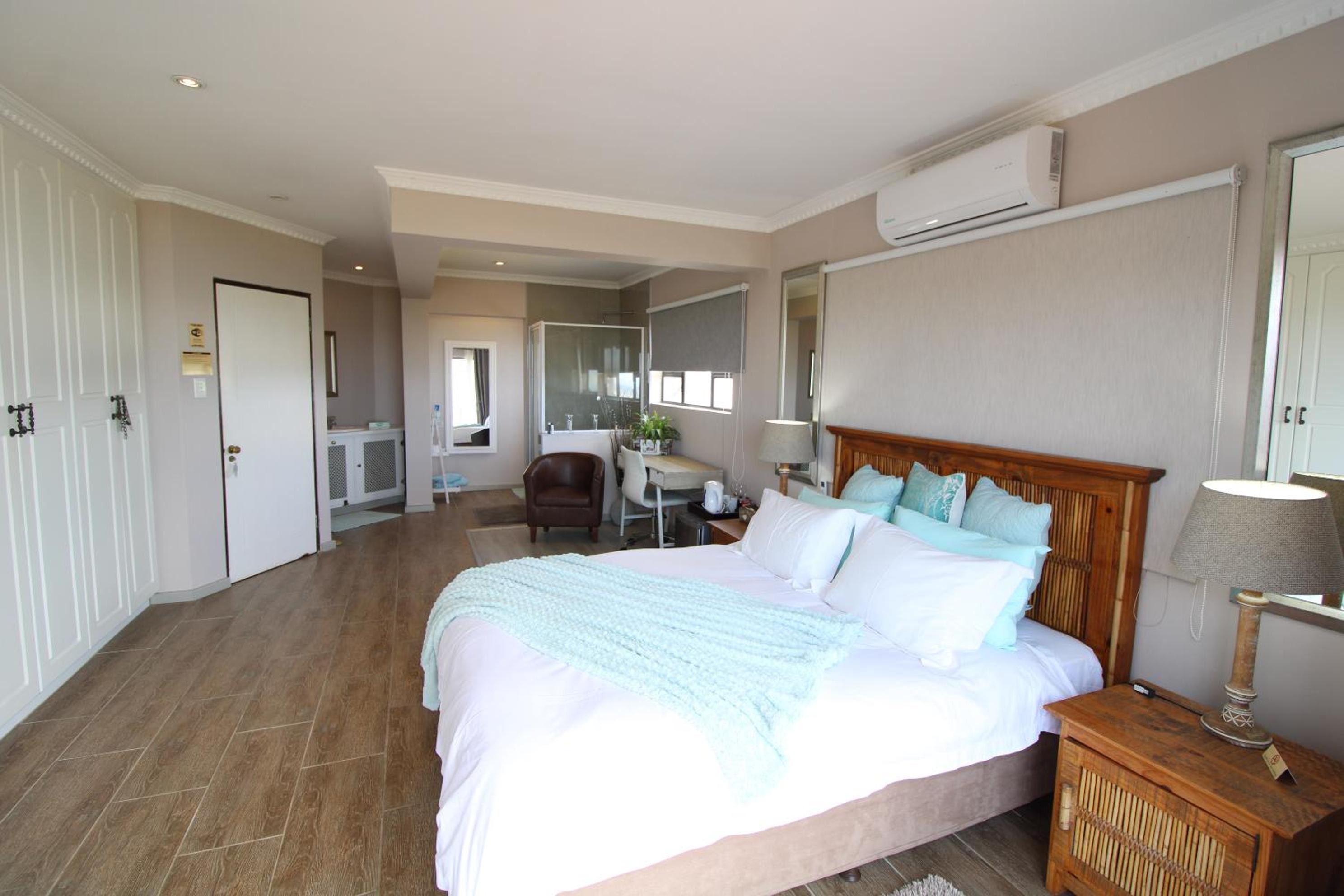 Queen Suite with Sea View - Photo 10
