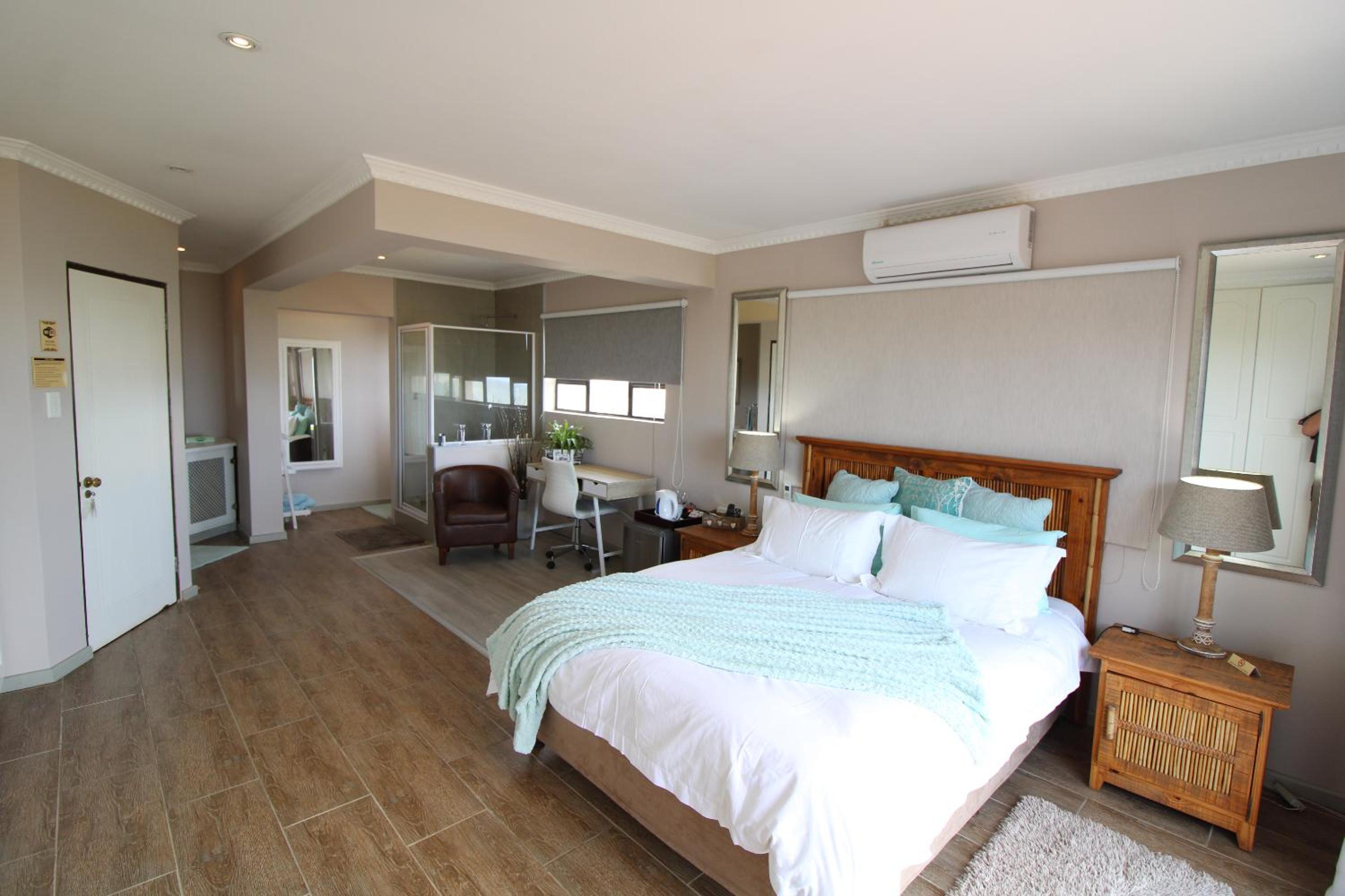 Queen Suite with Sea View - Photo 4