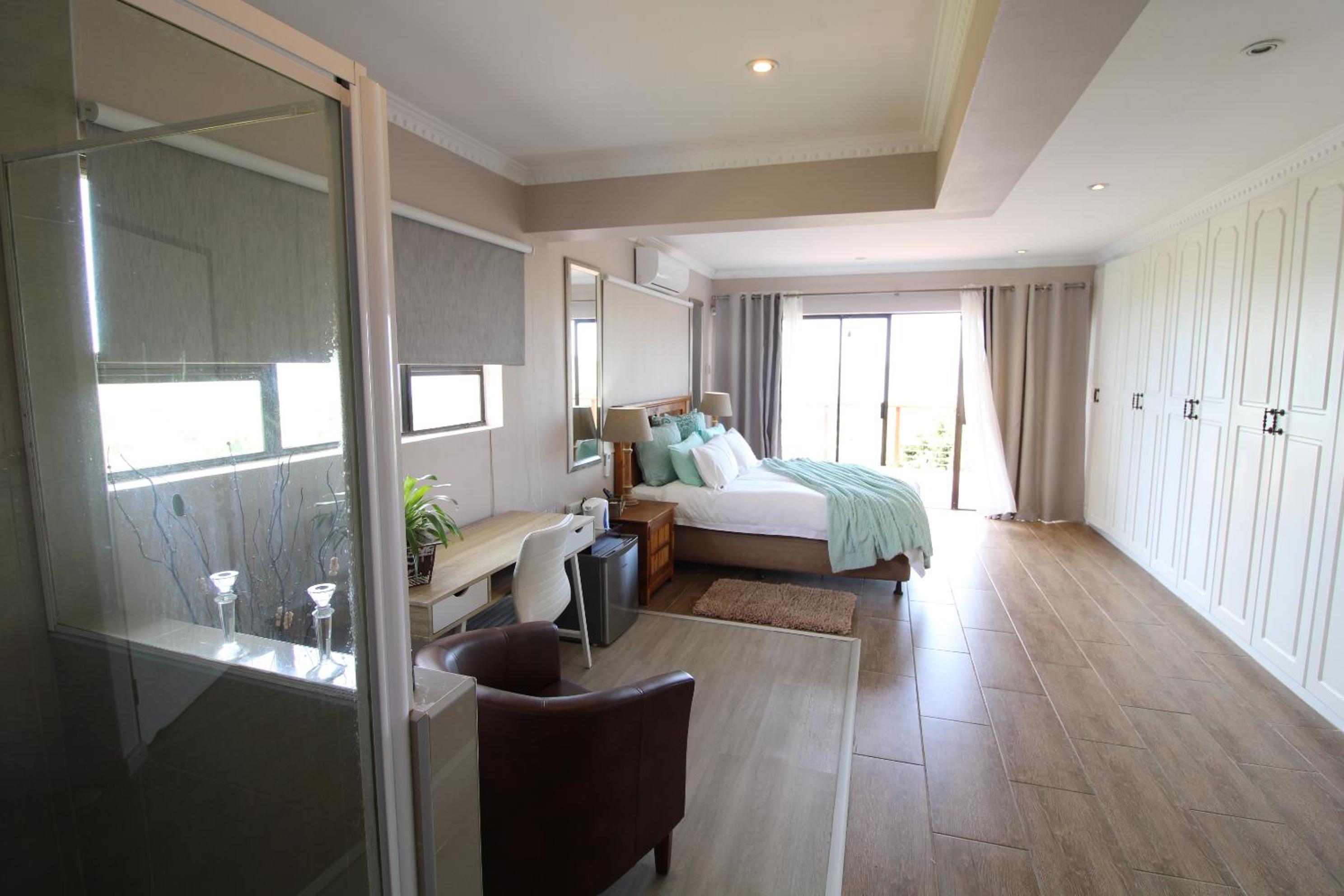 Queen Suite with Sea View - Photo 7