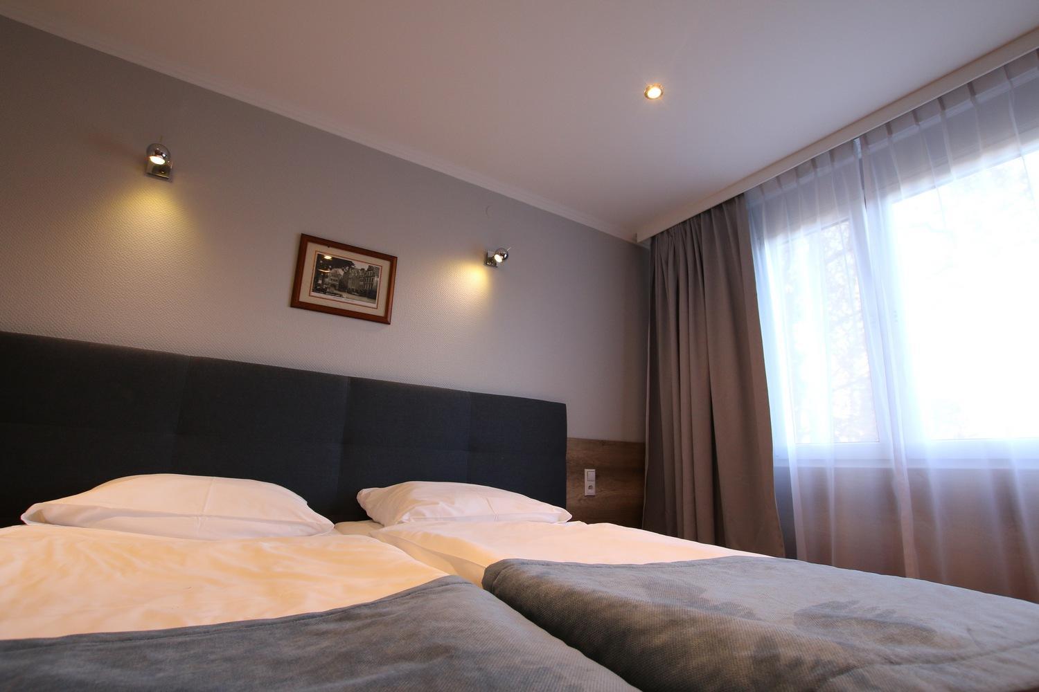 Double Room with Spa Bath - Photo 8