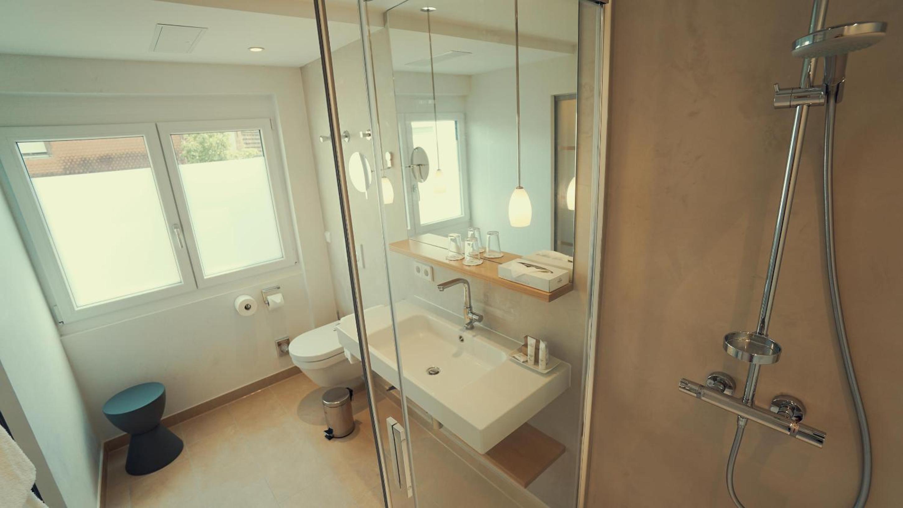 Deluxe Room B - Photo 9