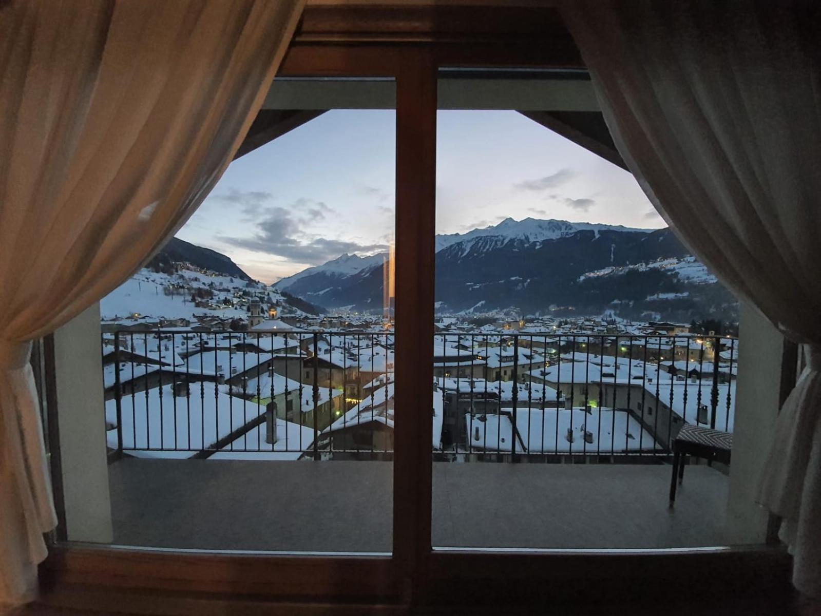 Two-Bedroom Apartment with Mountain View photo 2