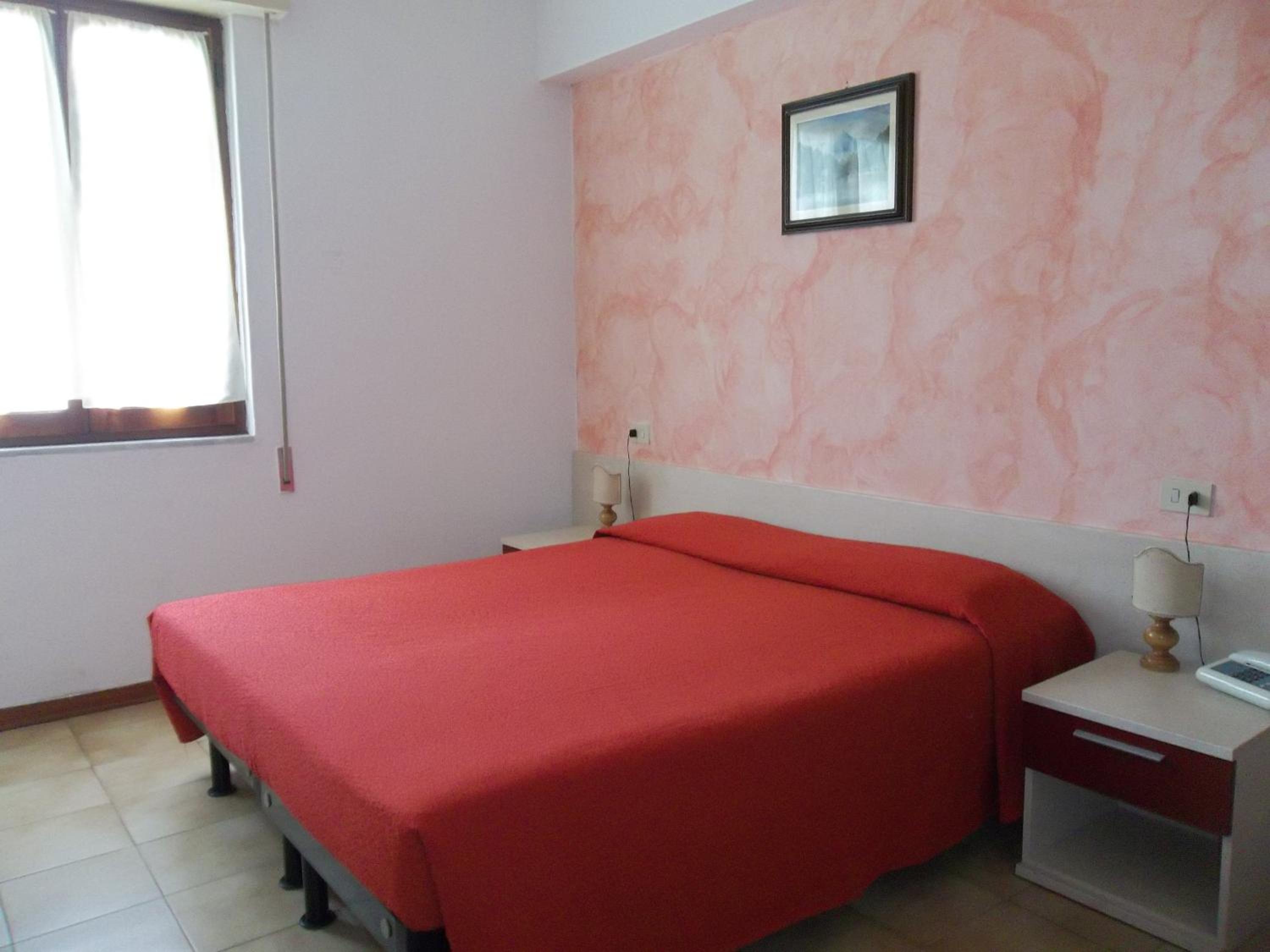 Double or Twin Room with Extra Bed - Photo 2