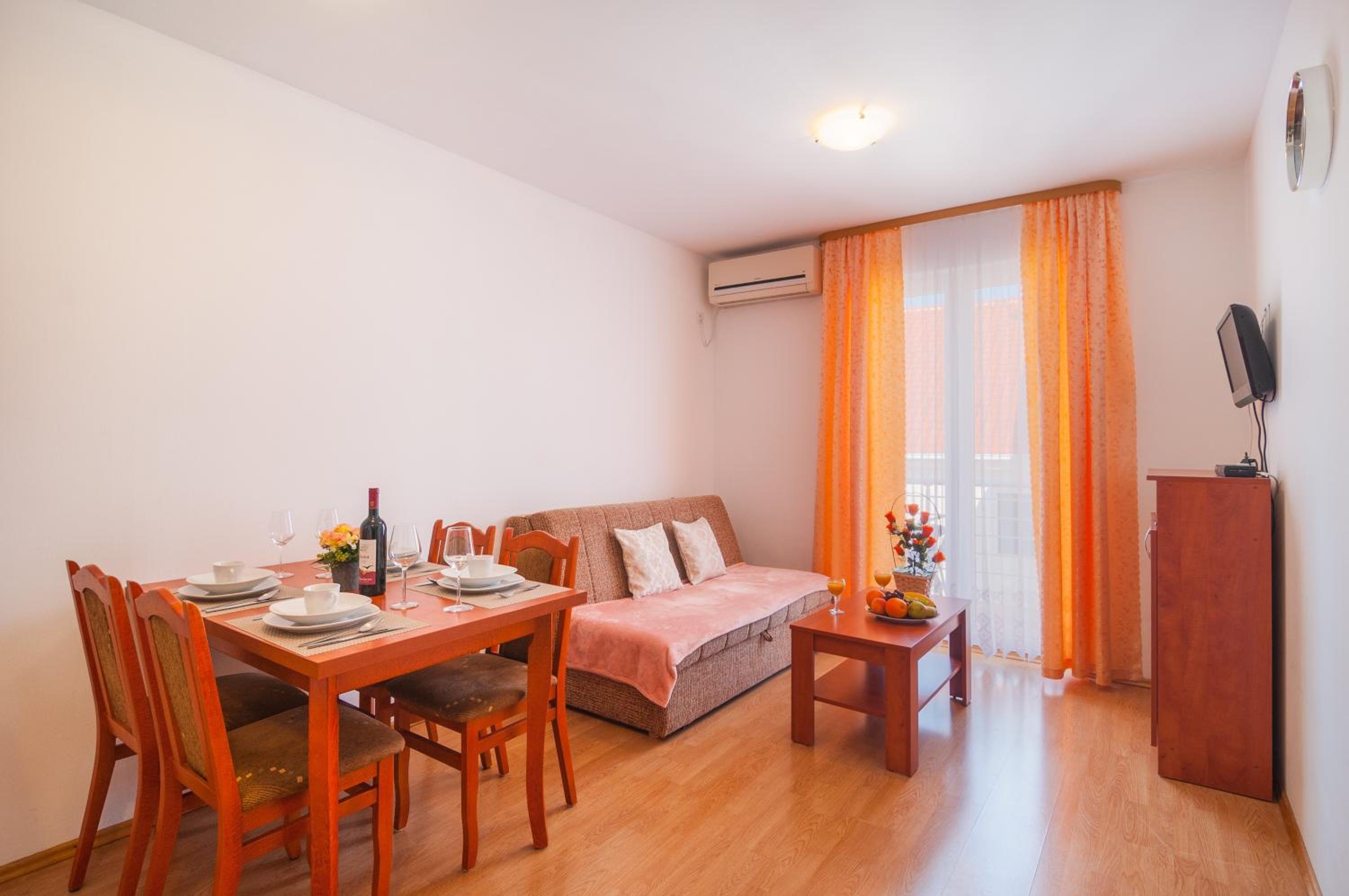 One-Bedroom Apartment with Sea View photo 2