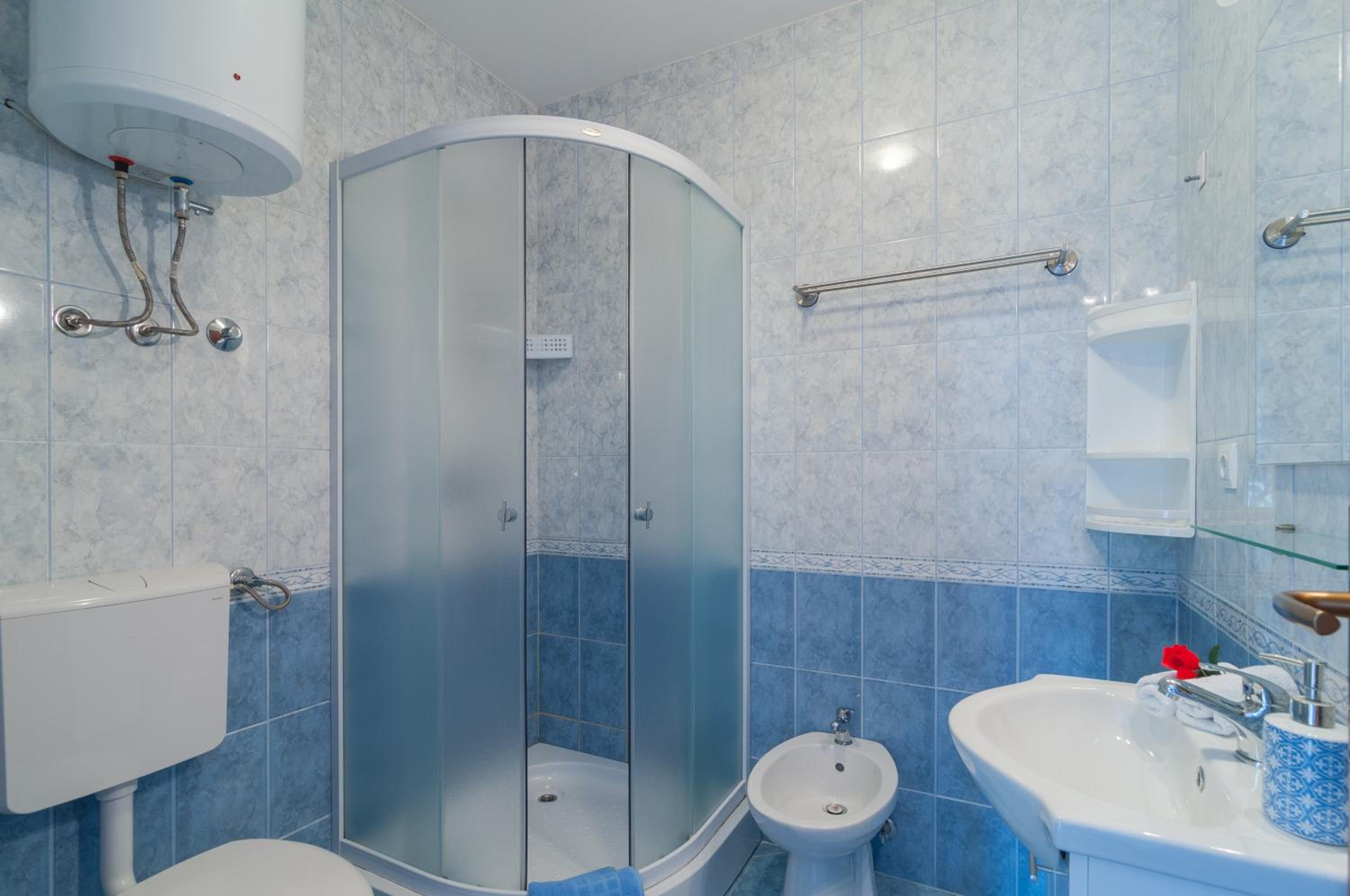 Two-Bedroom Apartment with Sea View - Photo 2