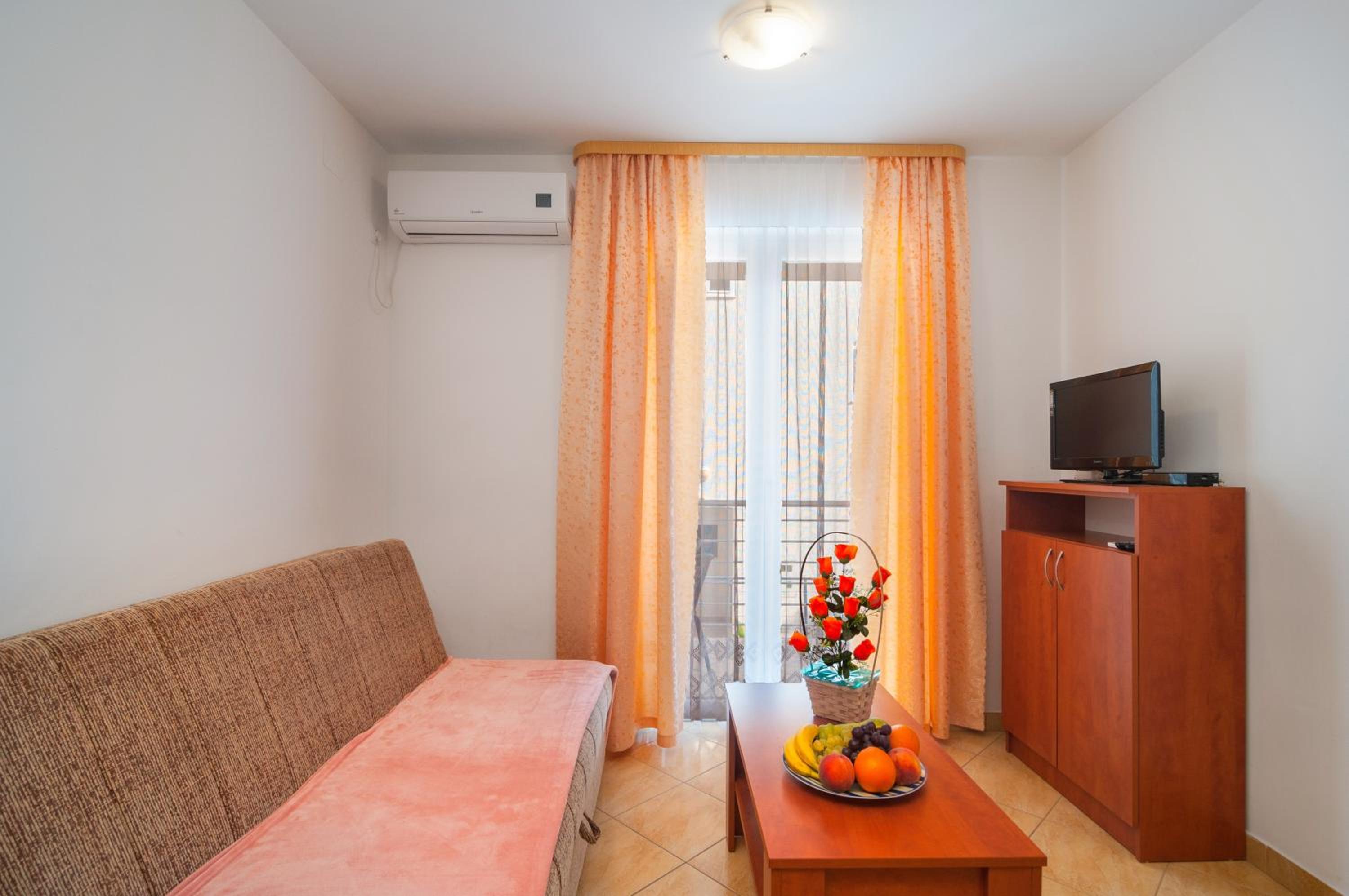 One Bedroom Apartment with Balcony - Photo 3