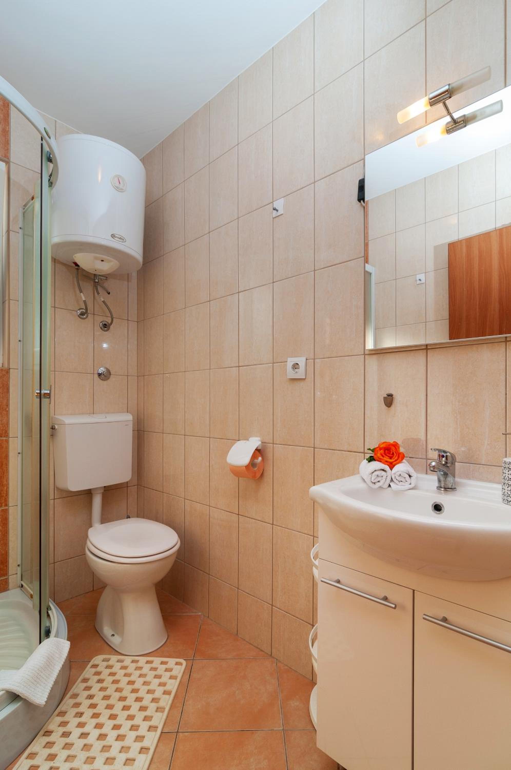 One Bedroom Apartment with Balcony - Photo 5