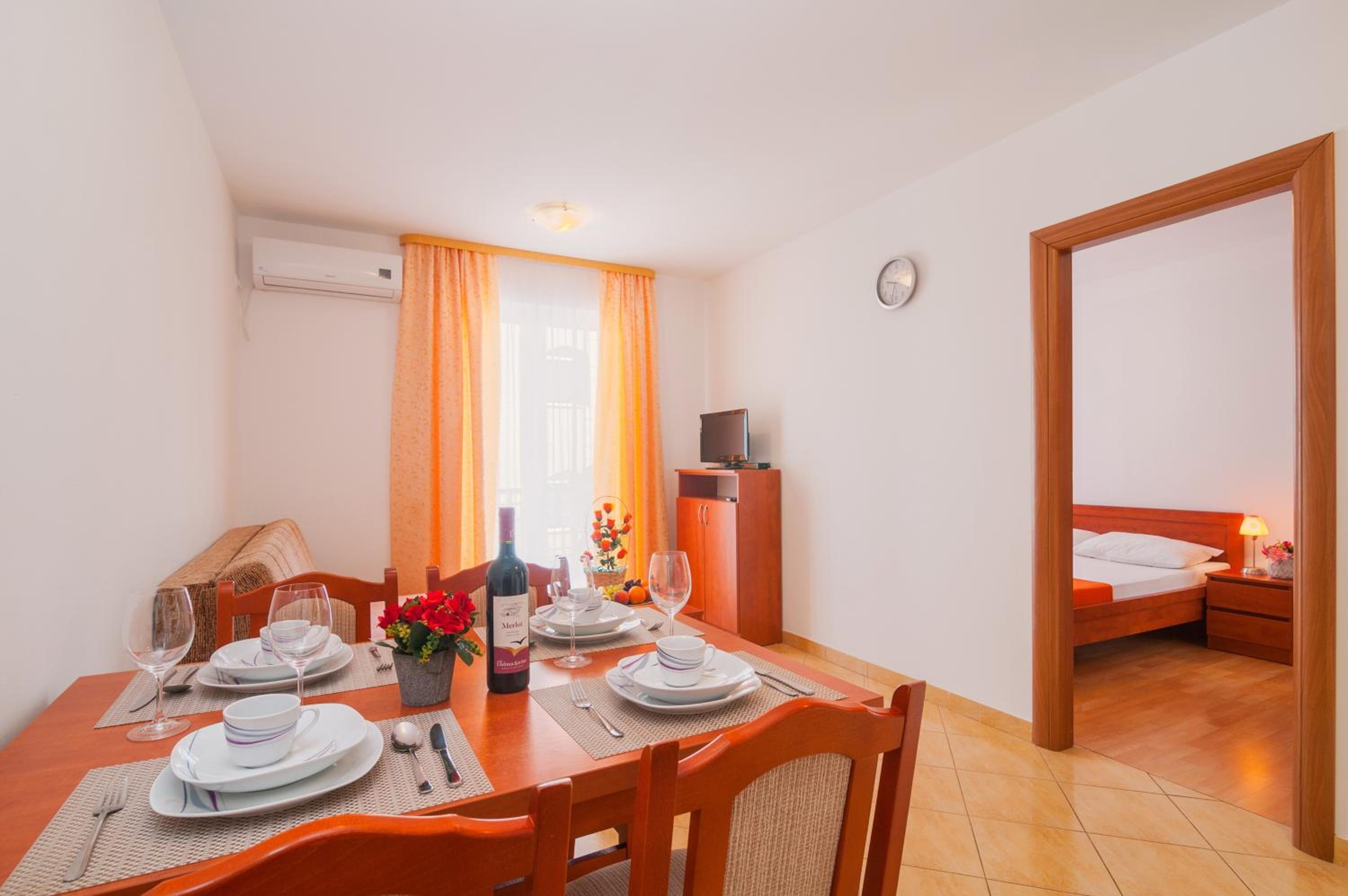 One Bedroom Apartment with Balcony - Photo 4