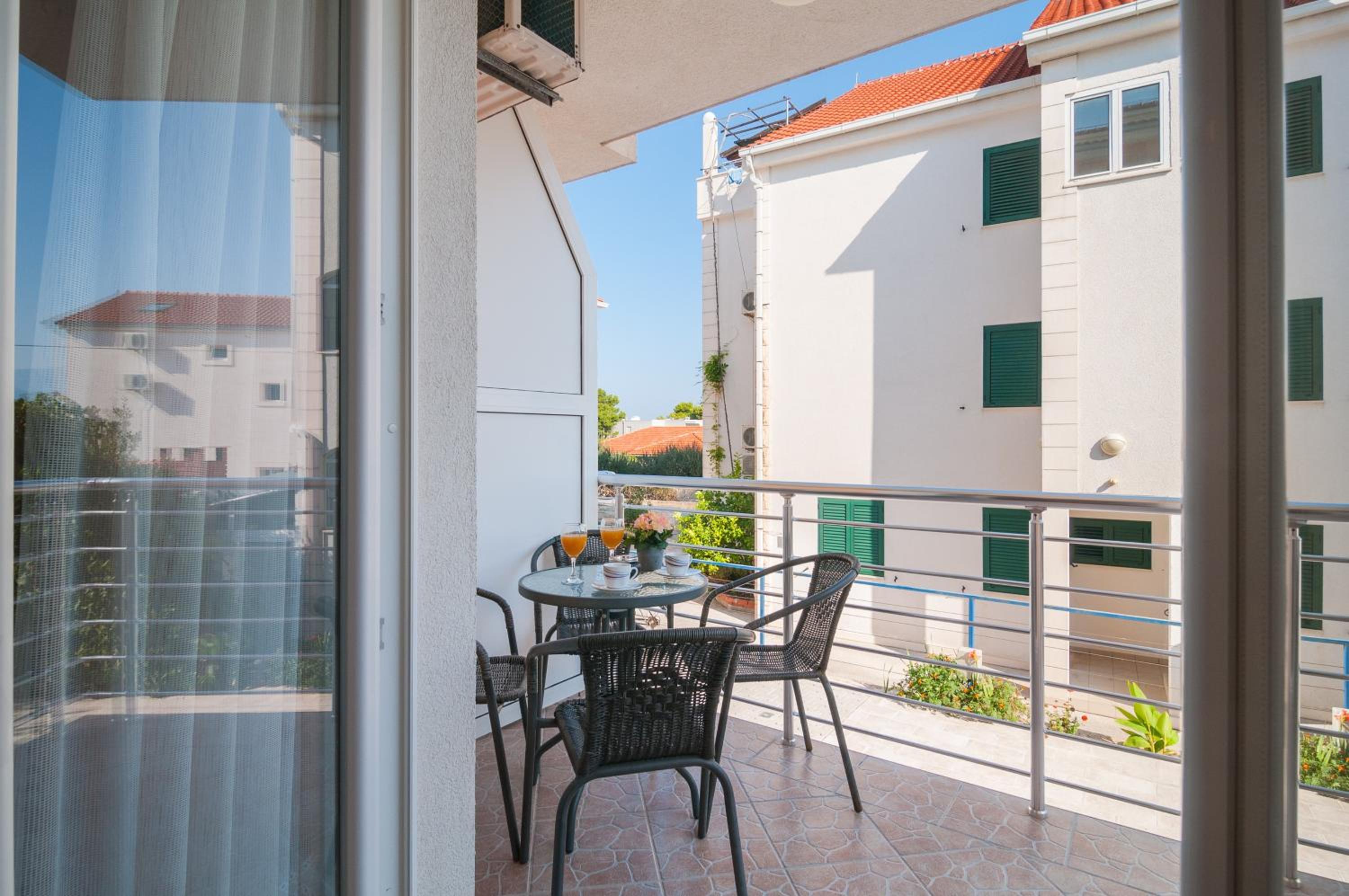 One Bedroom Apartment with Balcony - Photo 6