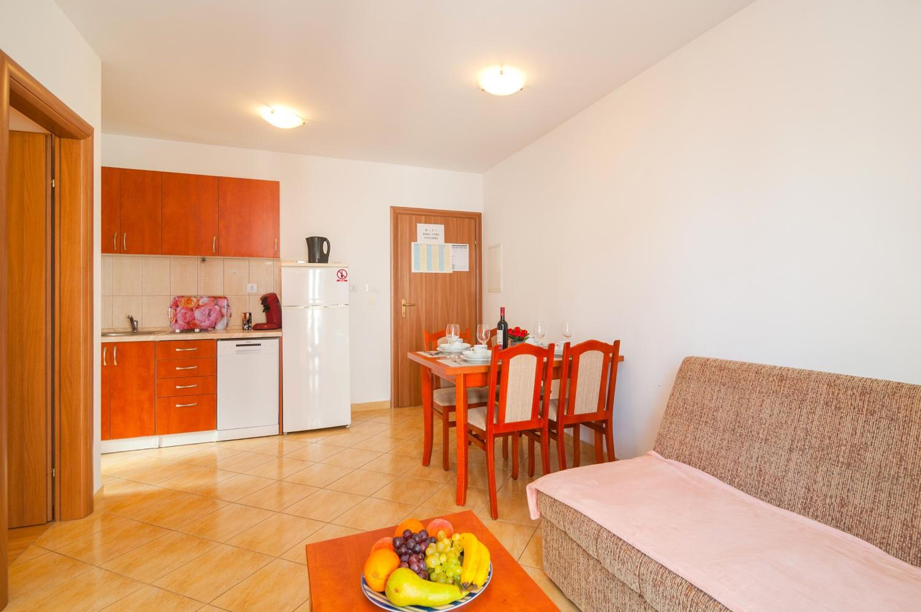 One Bedroom Apartment with Balcony - Photo 2