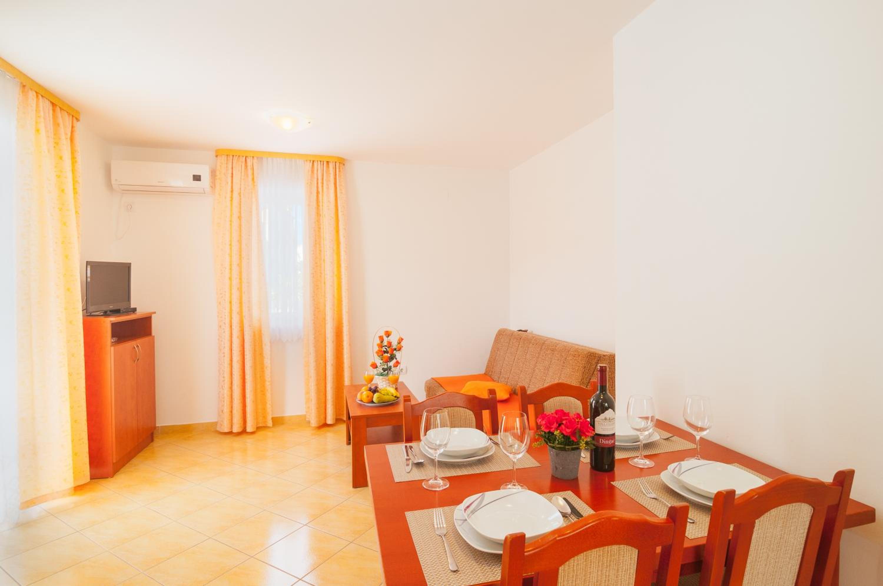 Two bedroom apartment with Balcony - Photo 2