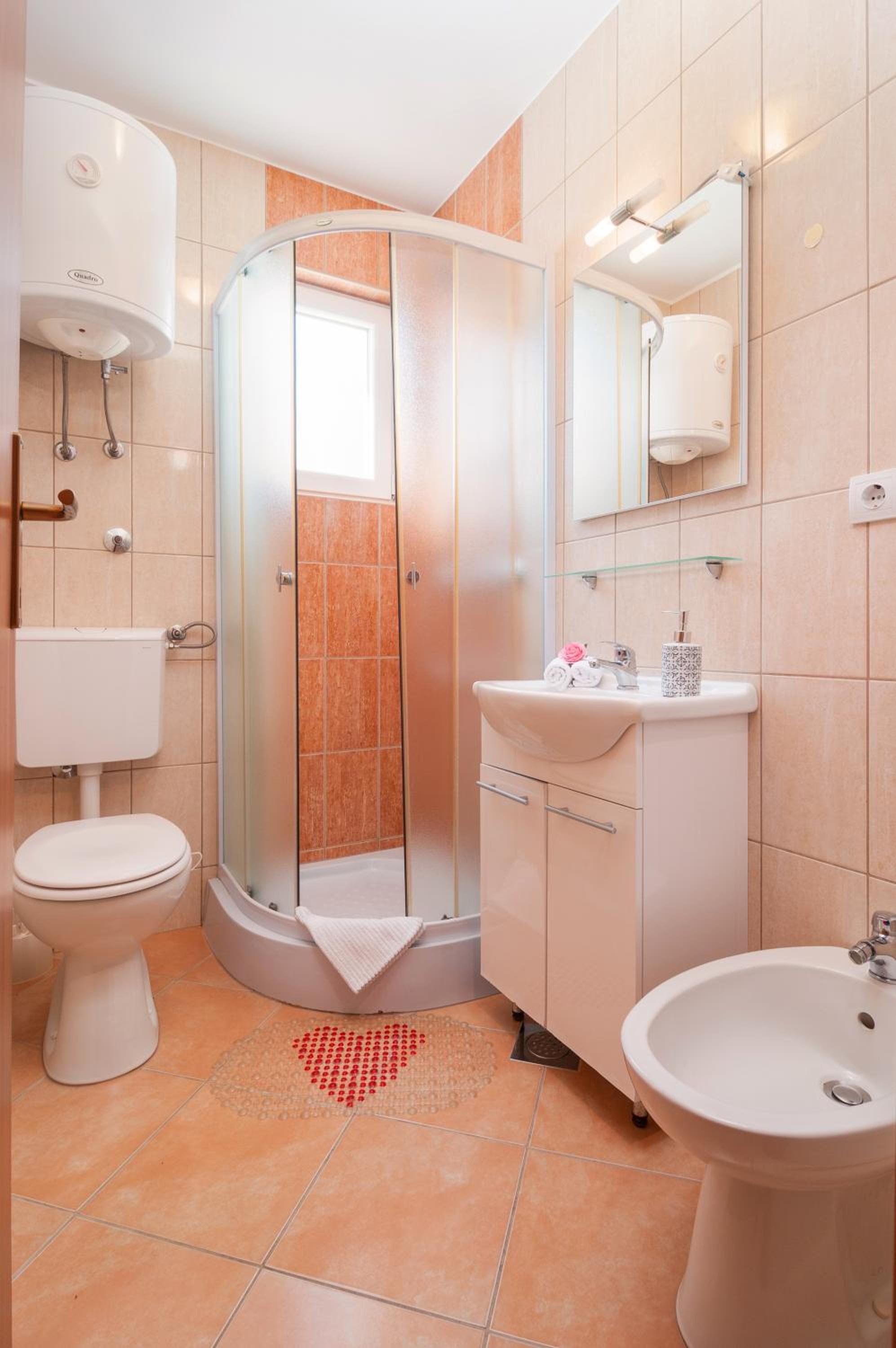Two bedroom apartment with Balcony - Photo 7