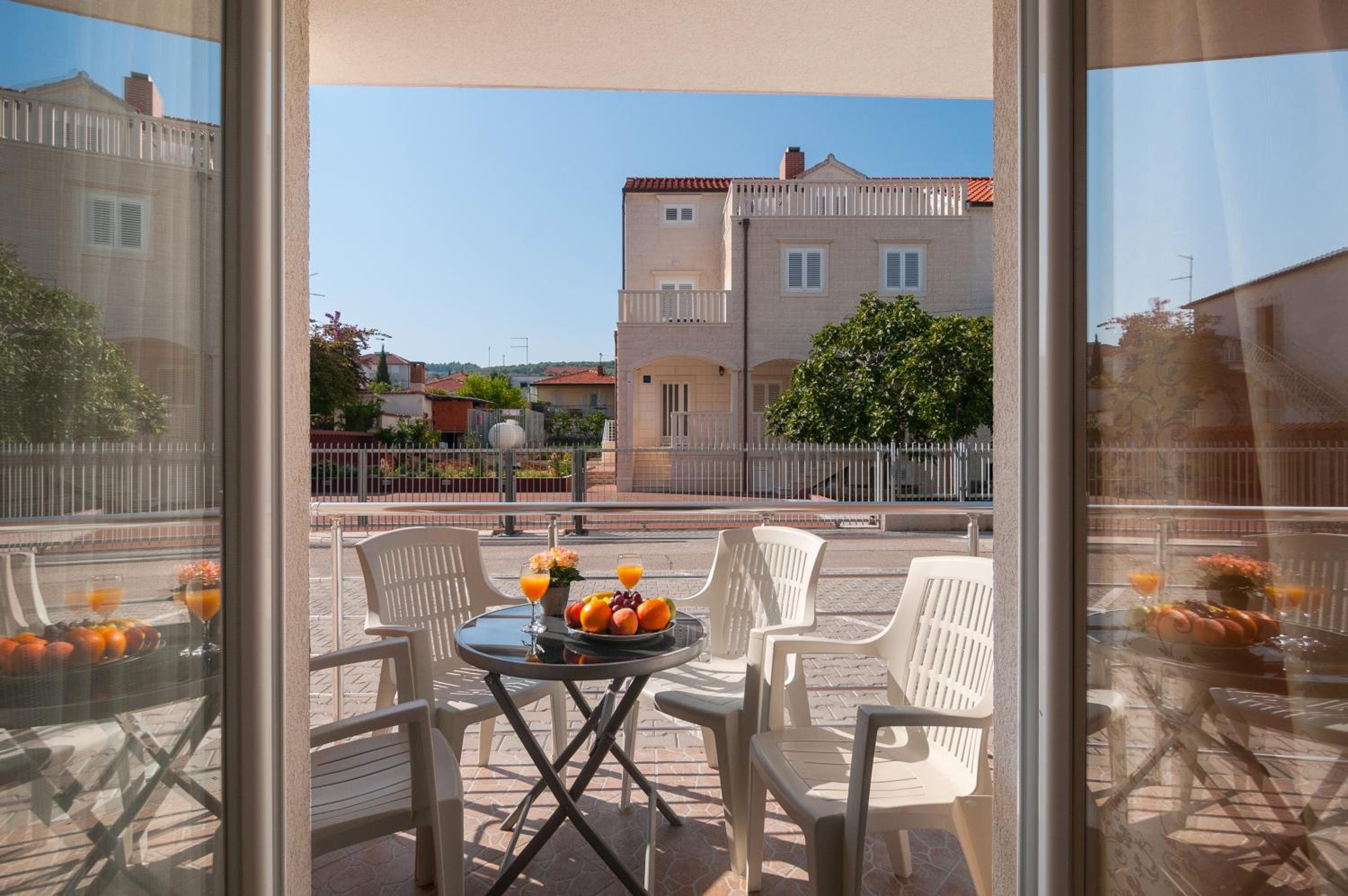 Two bedroom apartment with Balcony - Photo 6