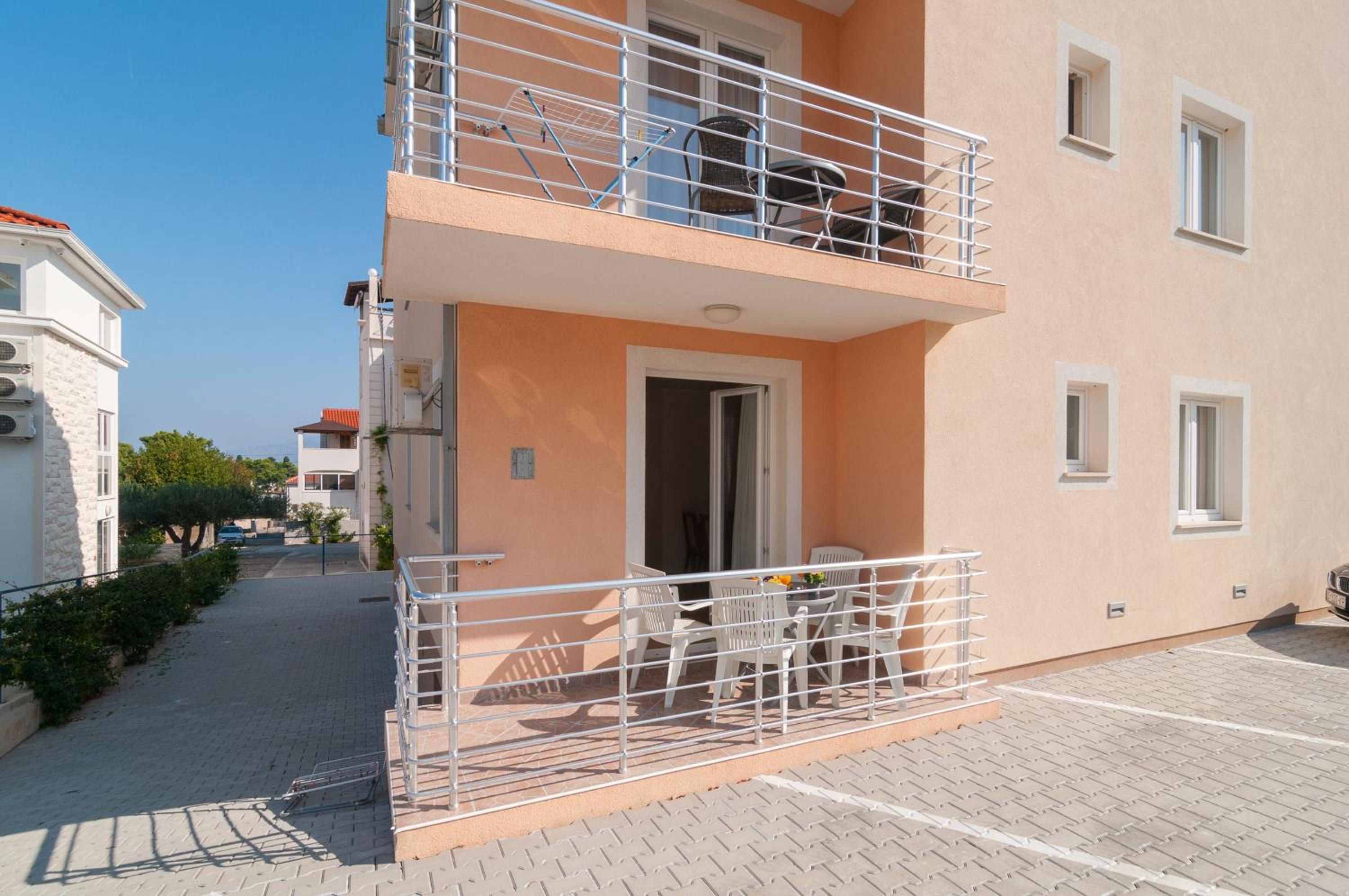 Two bedroom apartment with Balcony - Photo 3