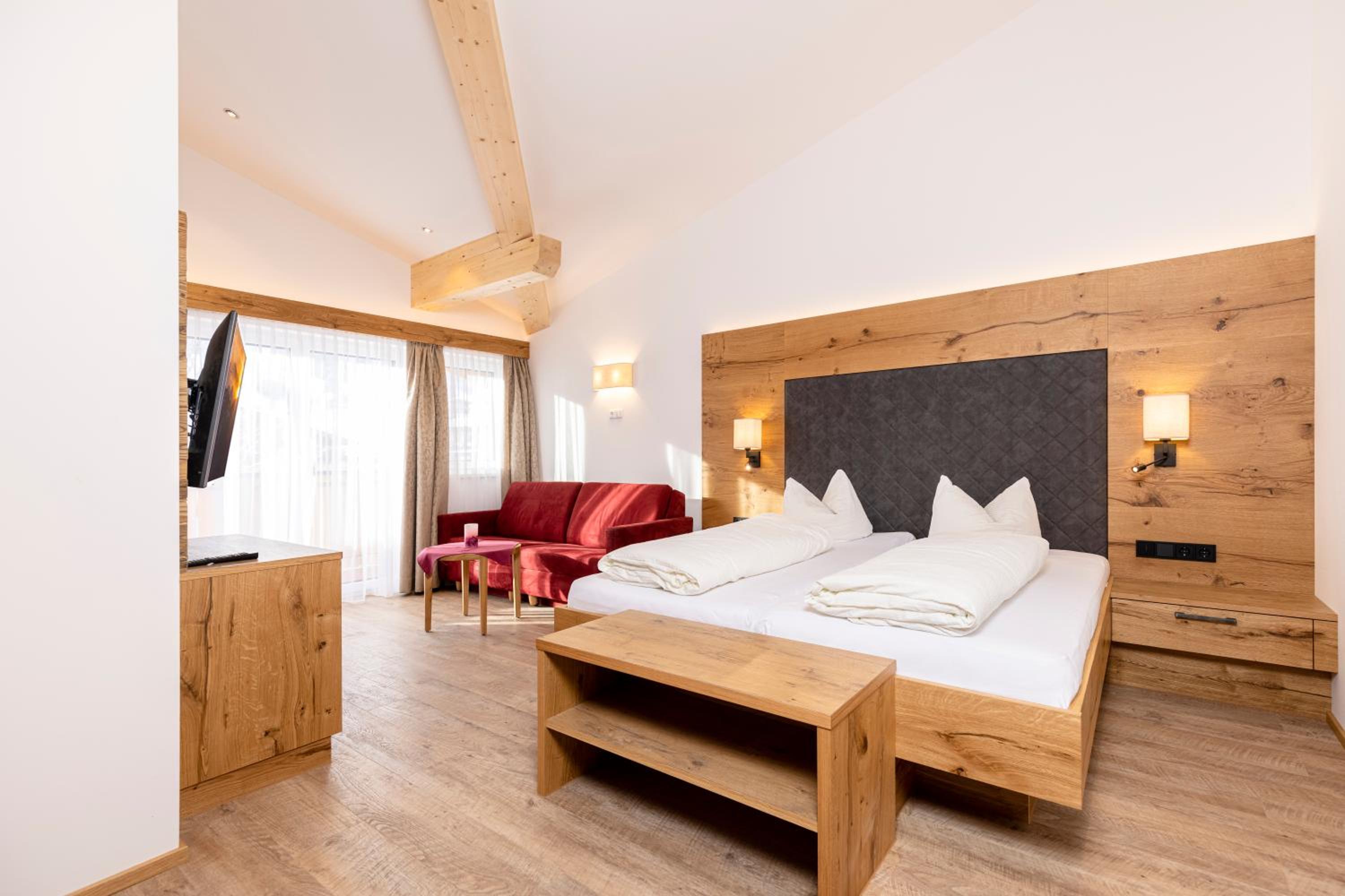 Deluxe Room (2 Adults + 1 Child) photo 1