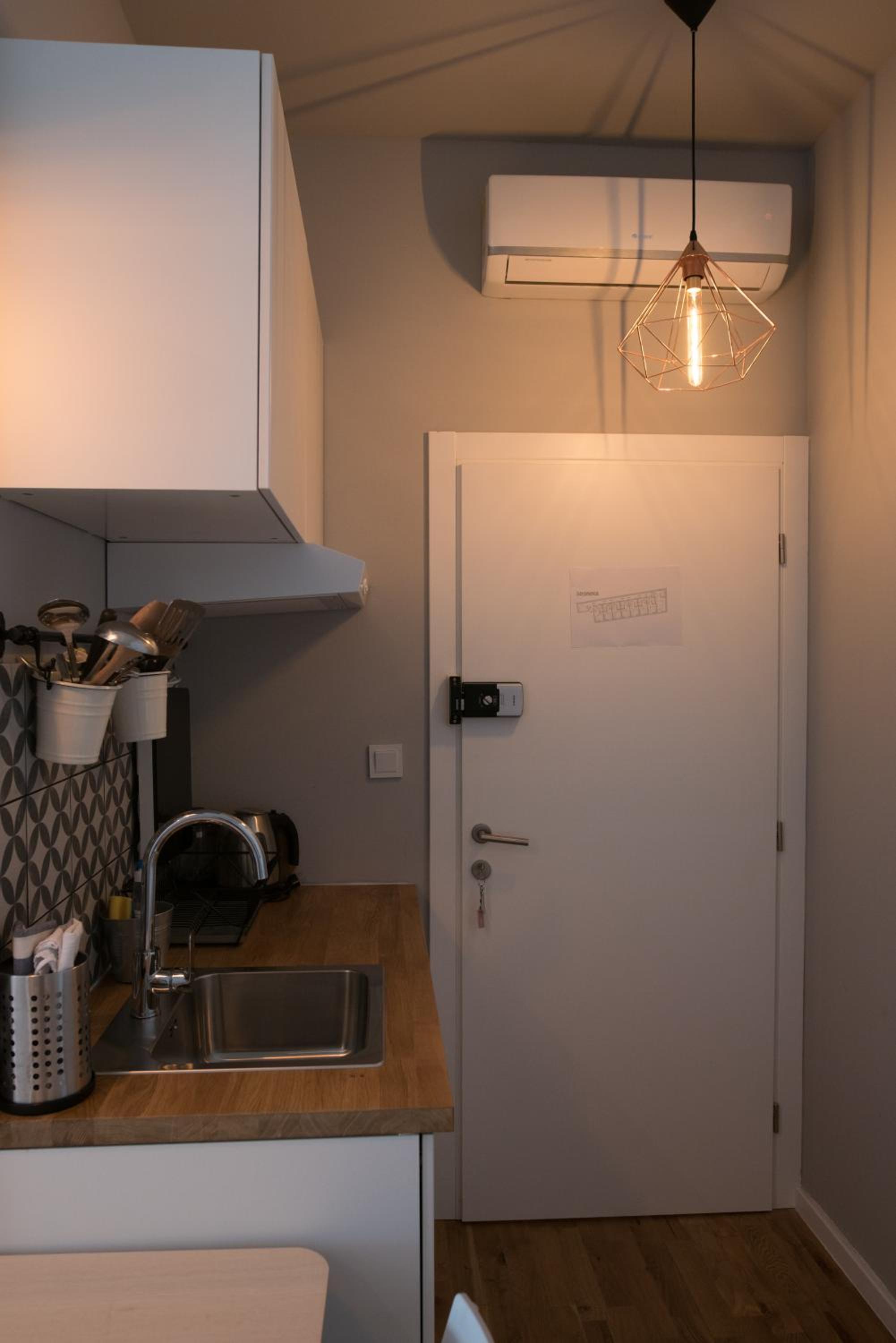 Quadruple Room with Private Bathroom - Photo 10