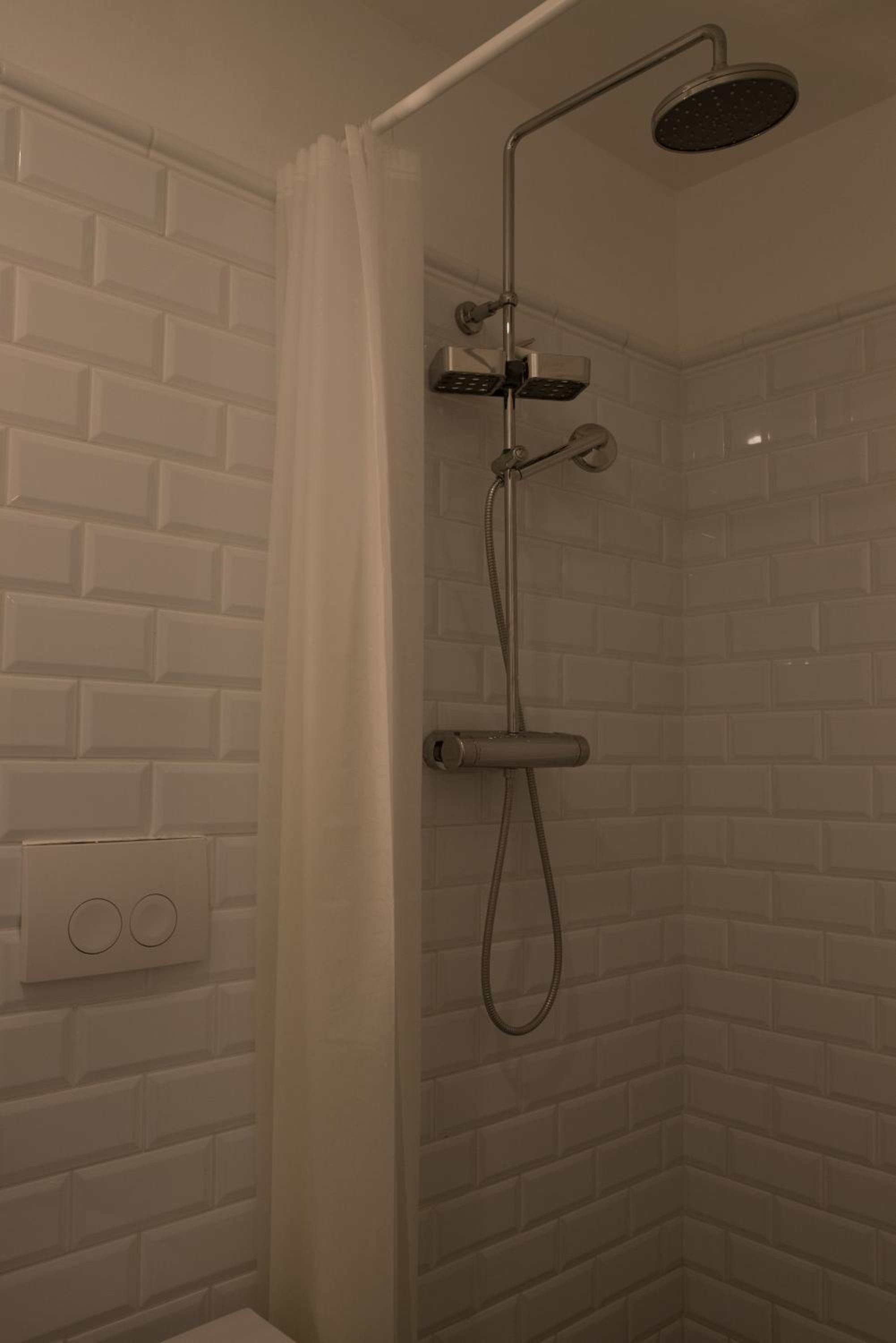 Quadruple Room with Private Bathroom - Photo 6