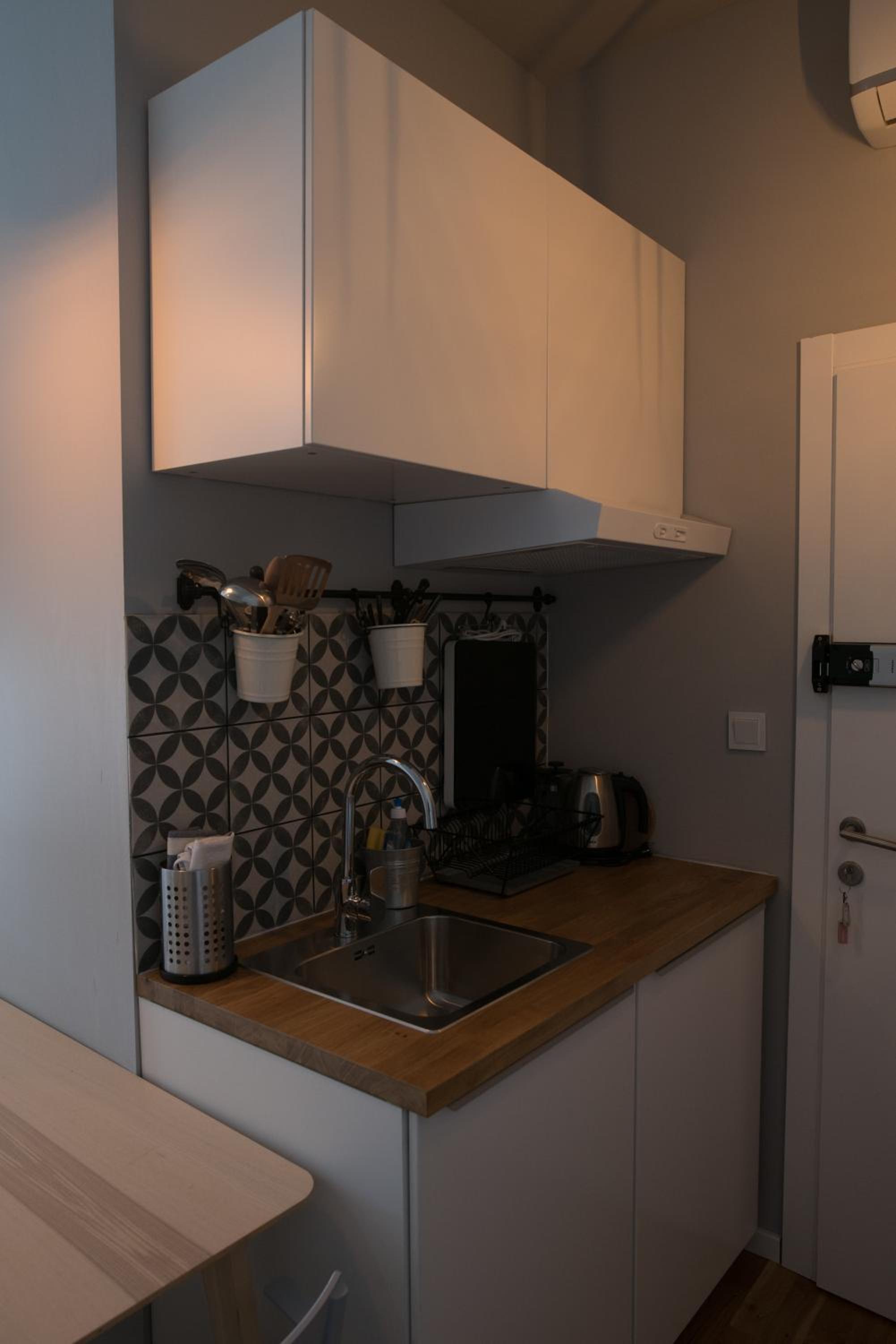 Quadruple Room with Private Bathroom - Photo 12