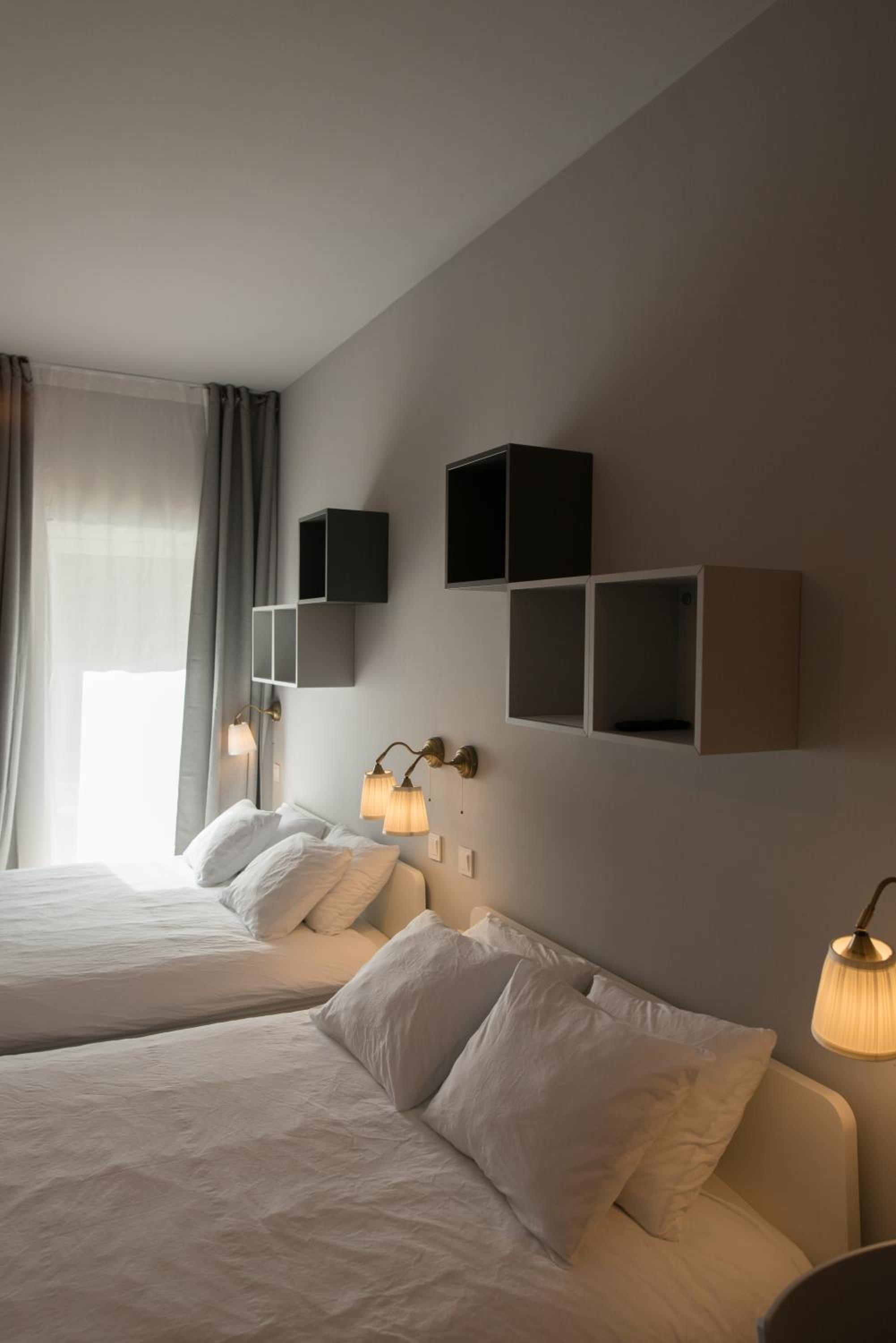 Quadruple Room with Private Bathroom - Photo 3