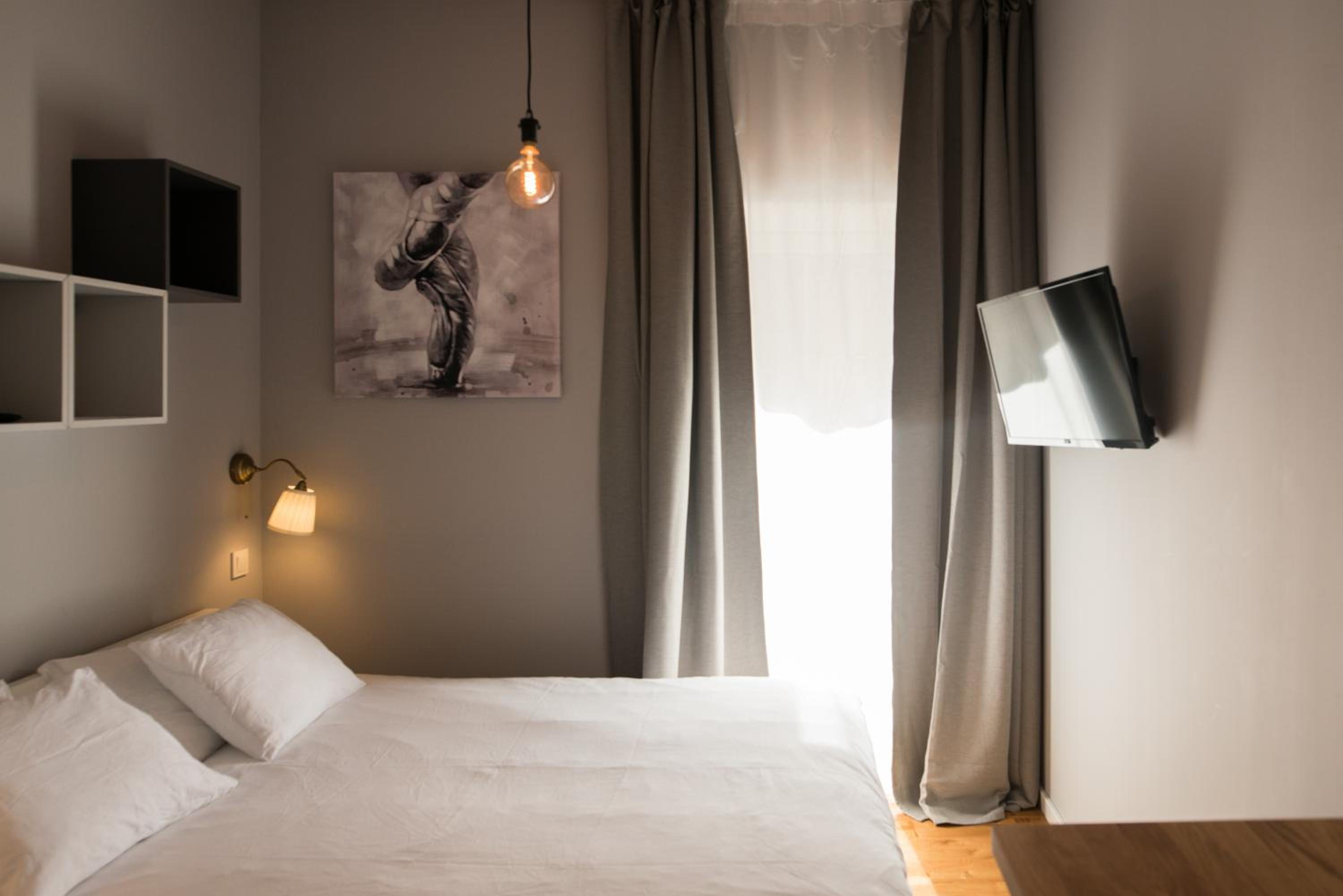 Double Room with Private Bathroom - Photo 16
