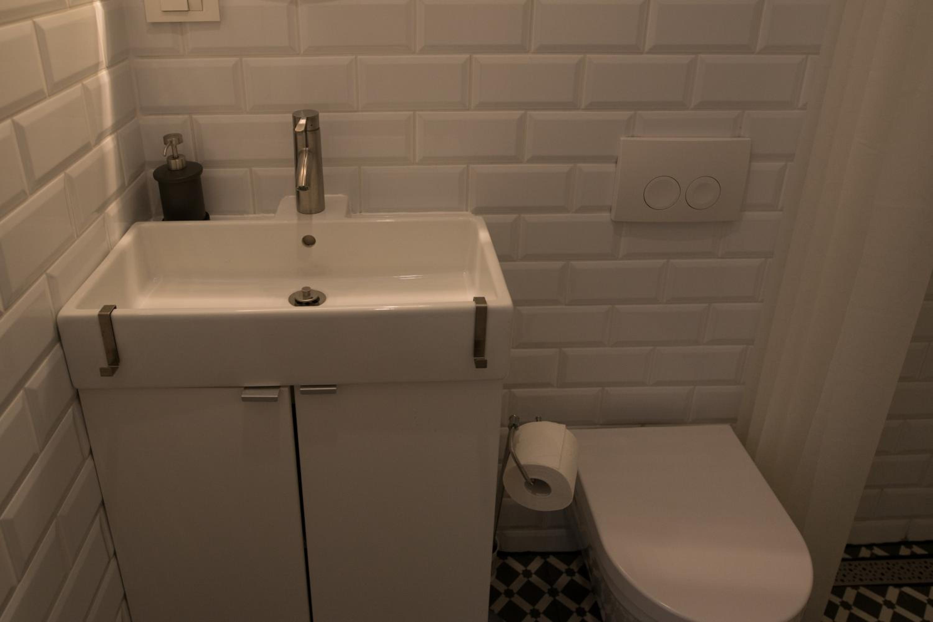 Double Room with Private Bathroom - Photo 12