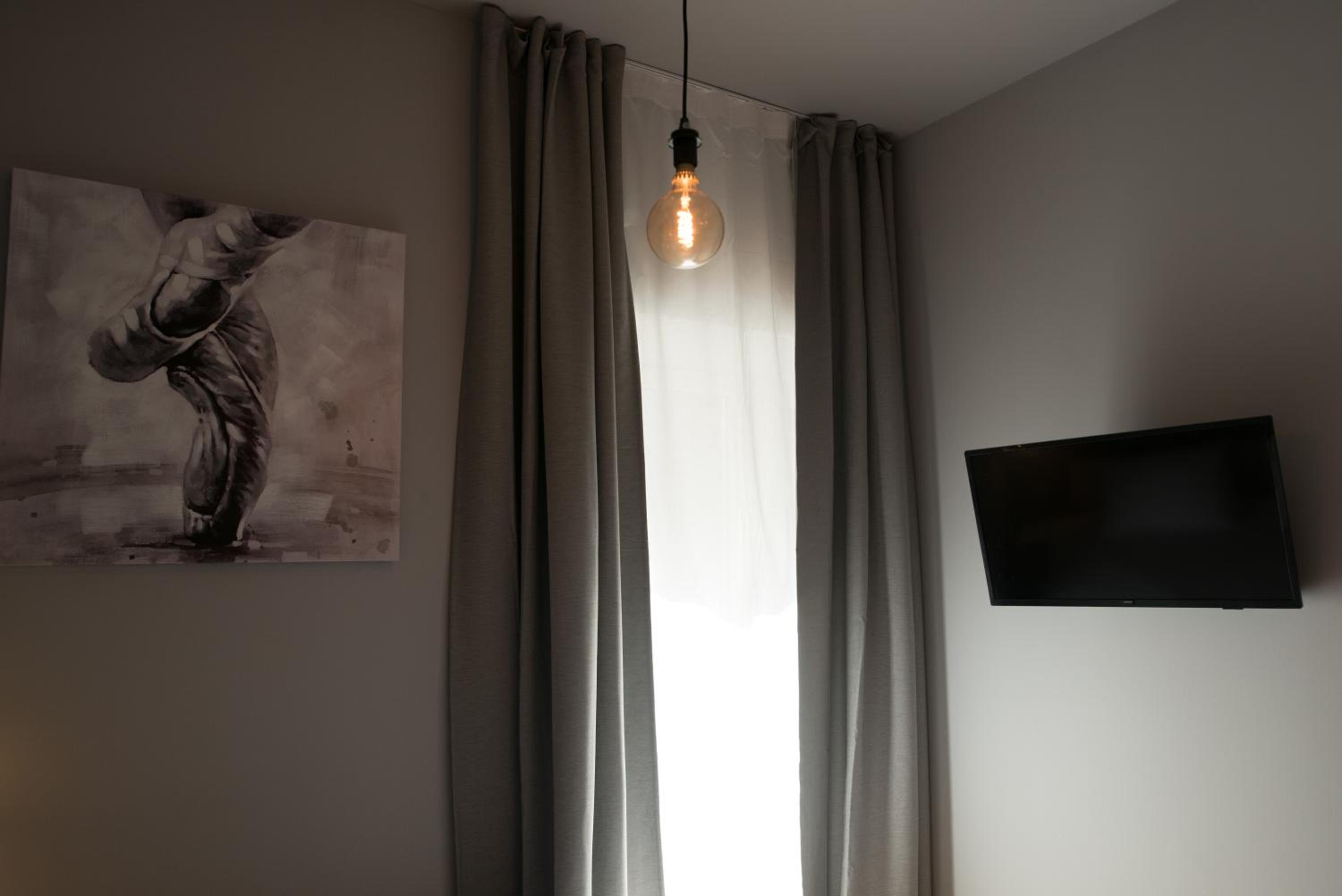 Double Room with Private Bathroom - Photo 7