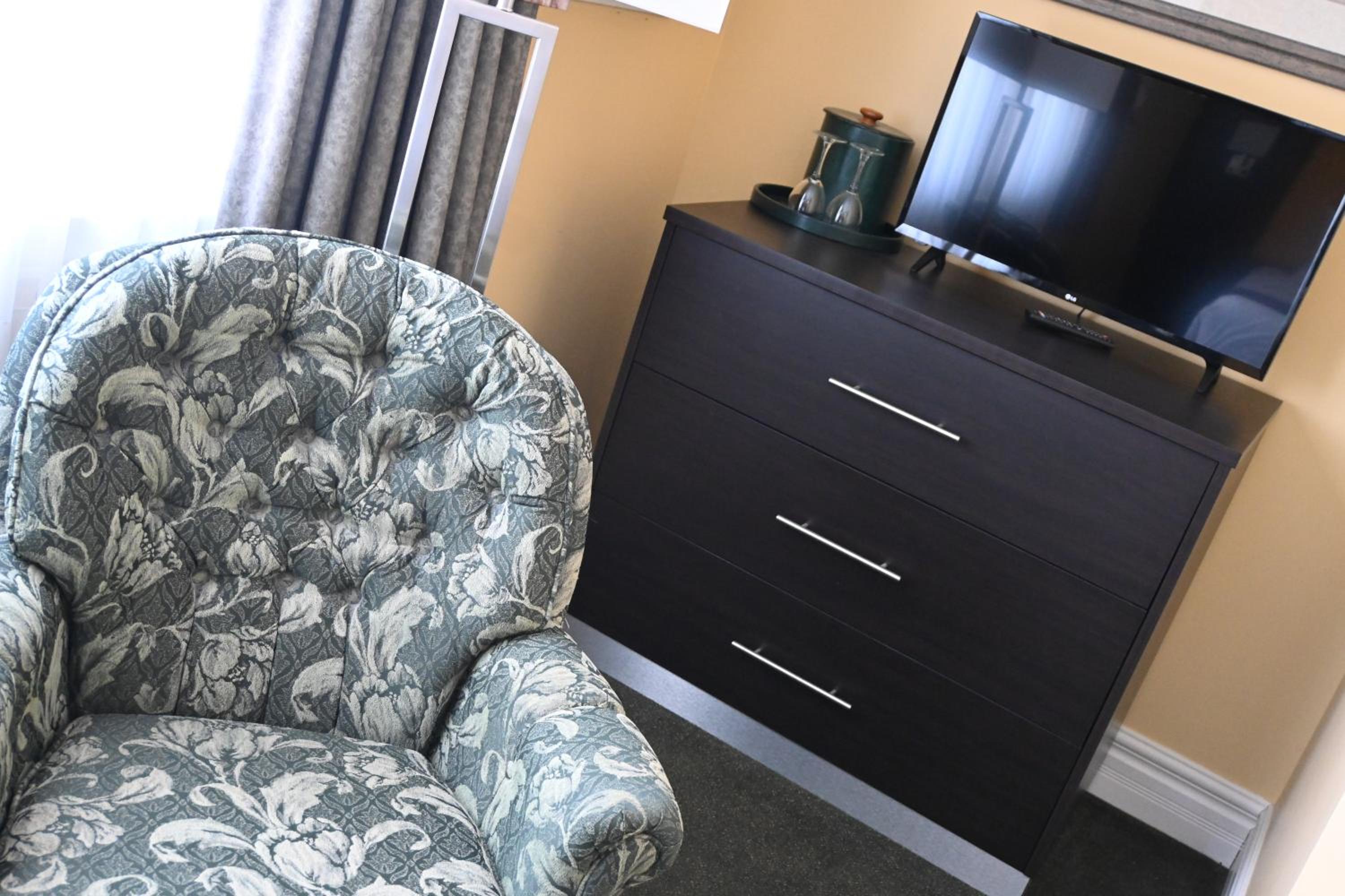Queen Room - Photo 11