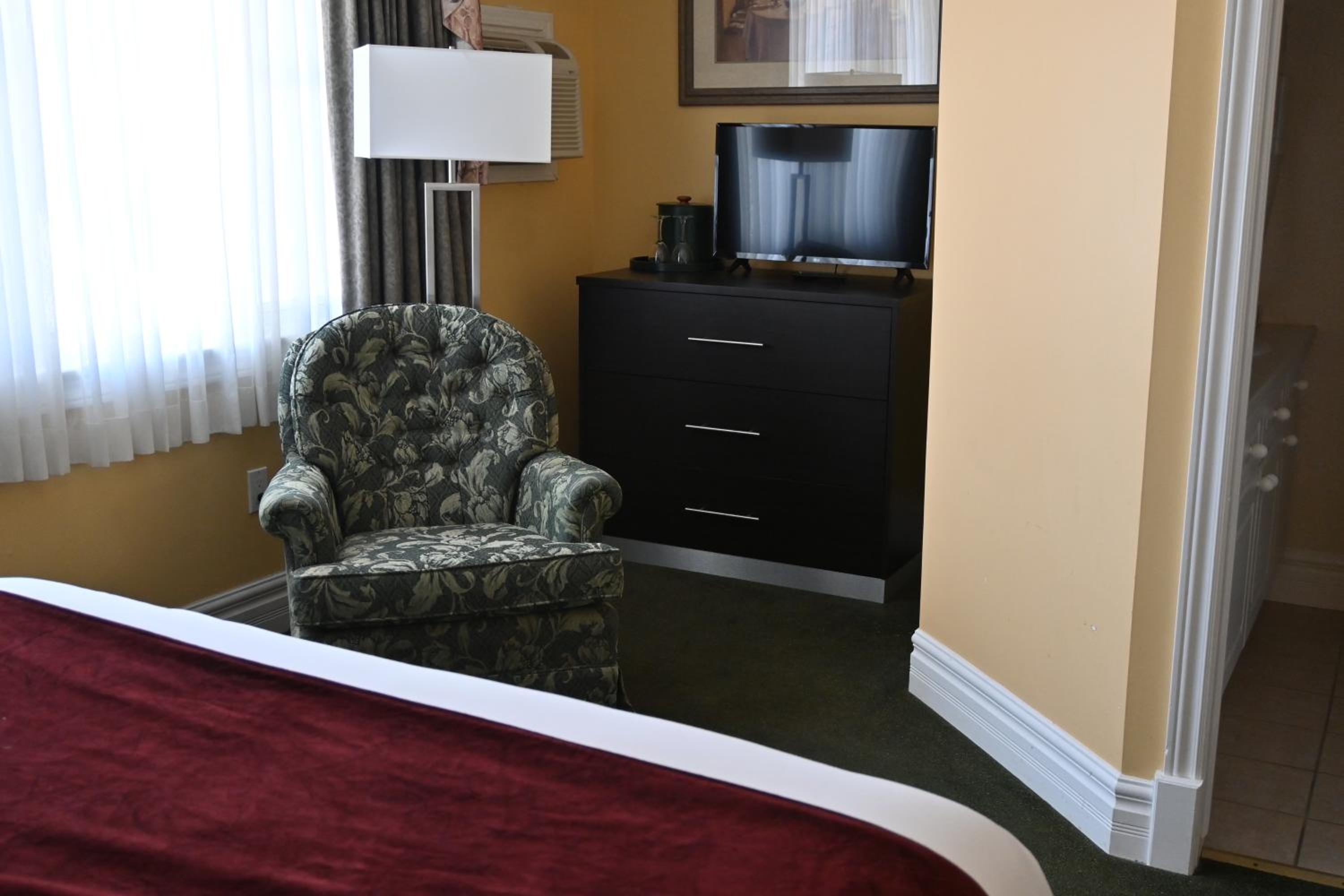 Queen Room - Photo 9