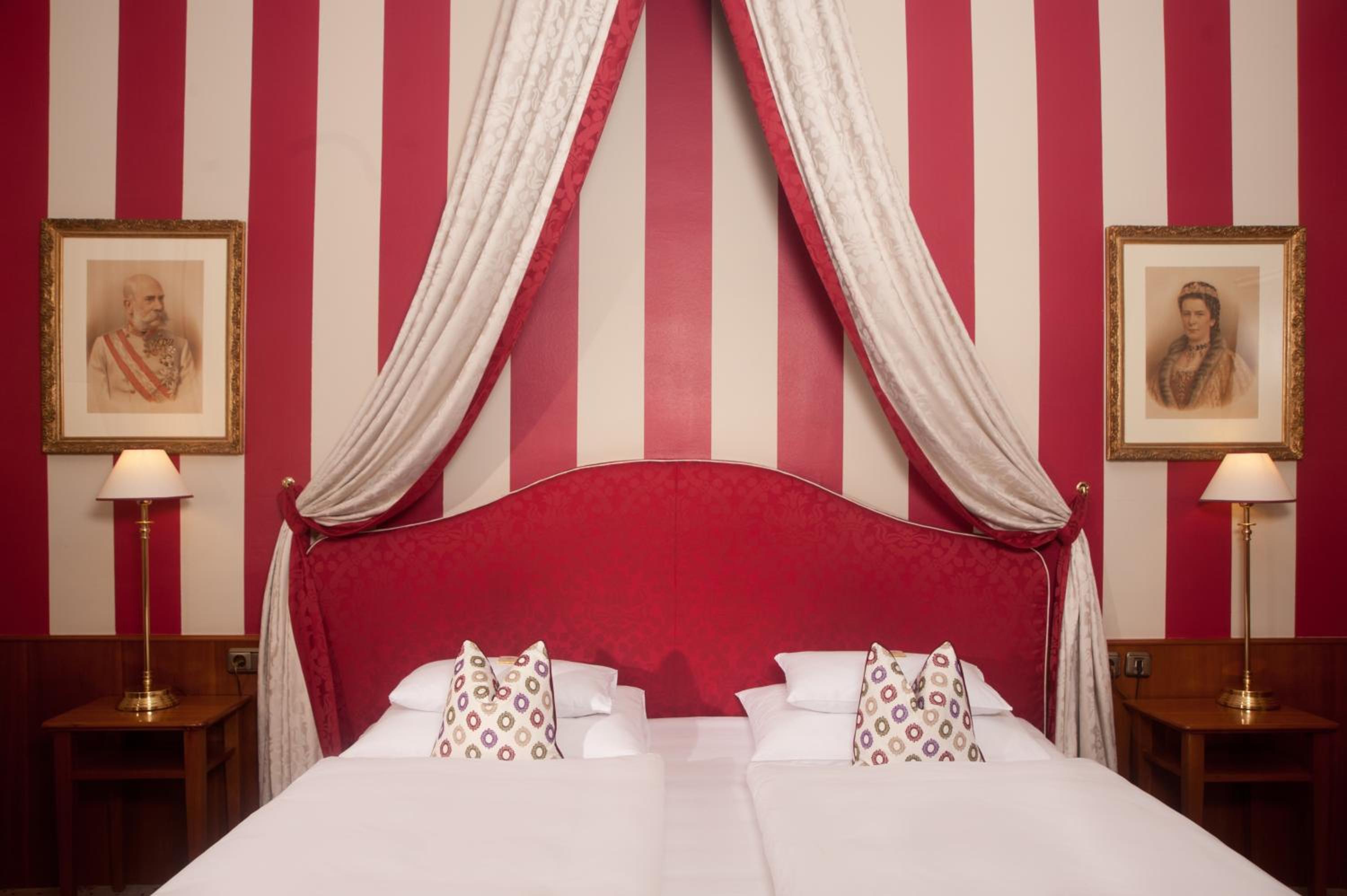 Superior Double Room thumbnail 6