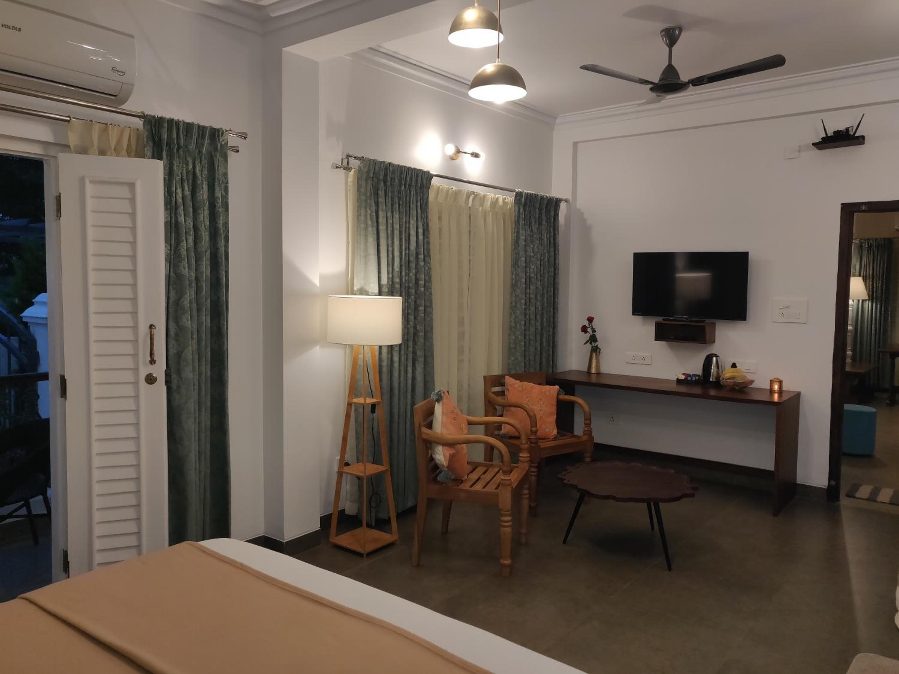 Superior King Room - Photo 9