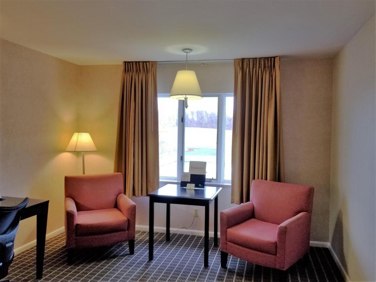 Large Room with Two Double Beds - Non-Smoking photo 2