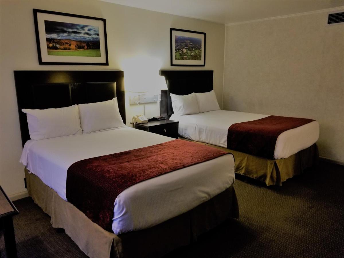 Double Room with Two Double Beds and Bath Tub - Mobility Accessible/Non-Smoking photo 2