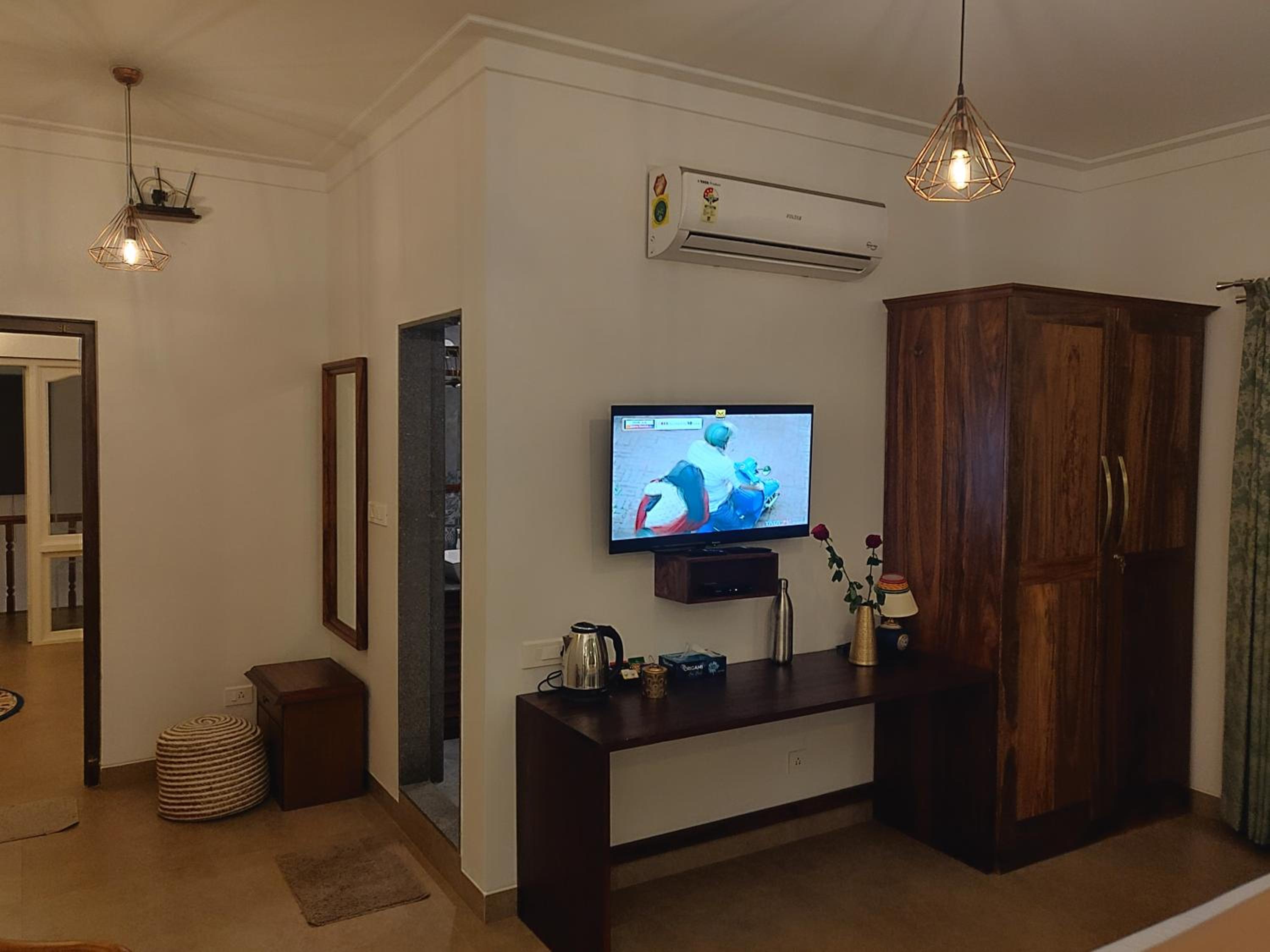 Superior King Room - Photo 7
