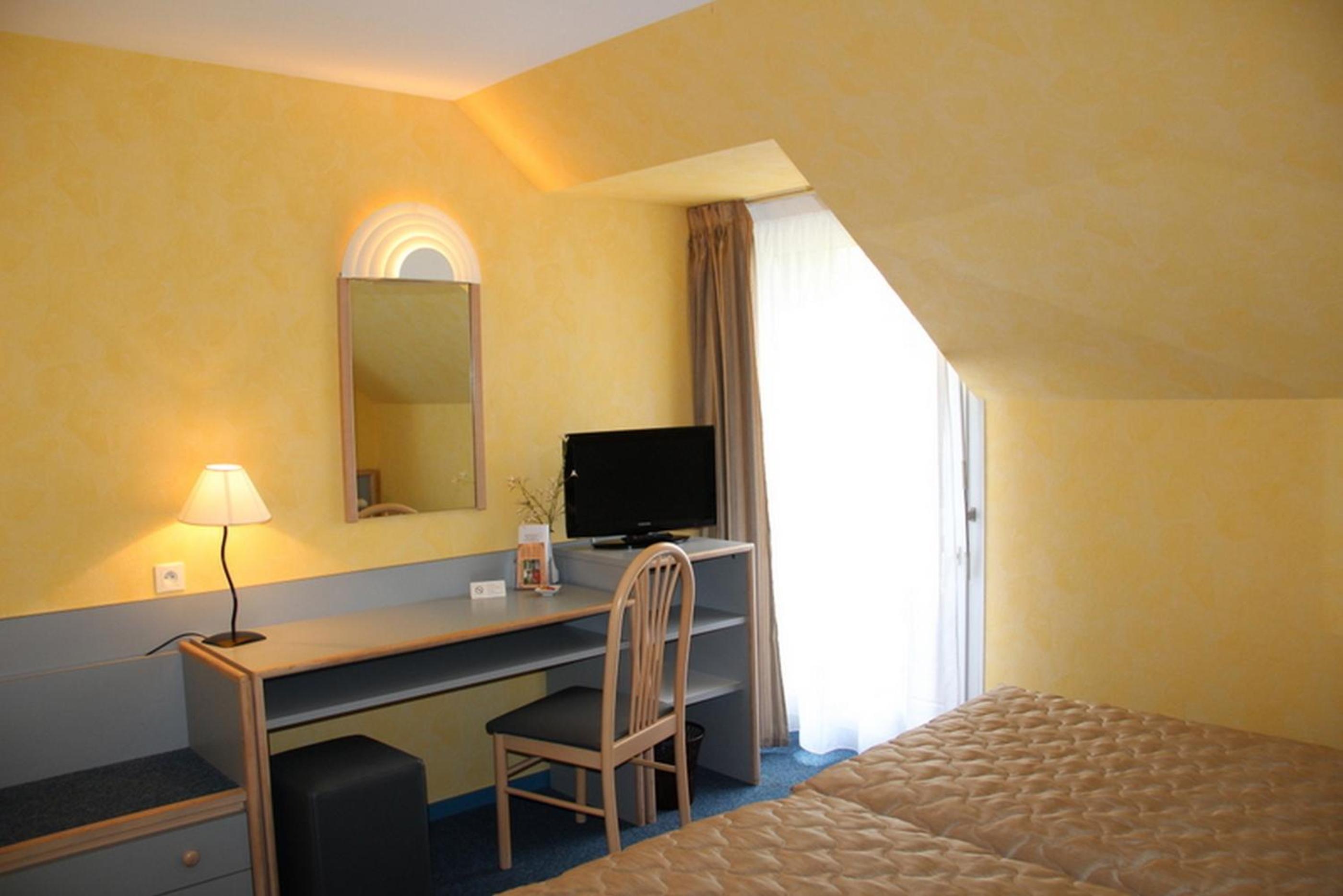 Twin Room with Courtyard View - Photo 3