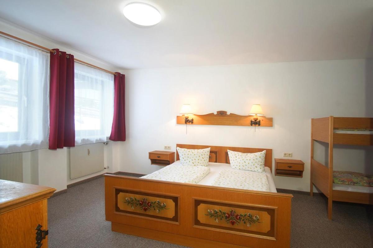 Family Room (2 Adults + 2 Children)