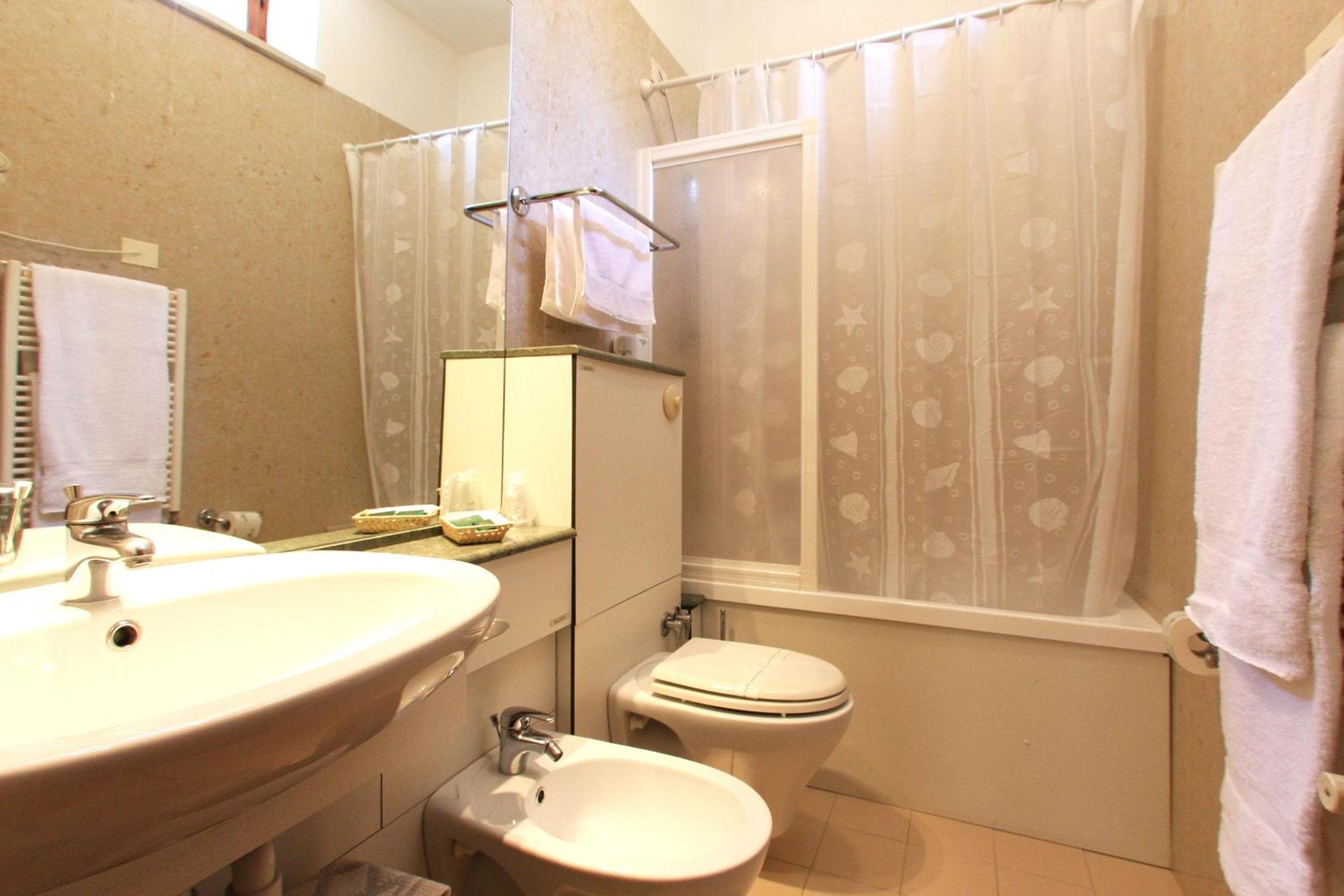 Double Room - Photo 5