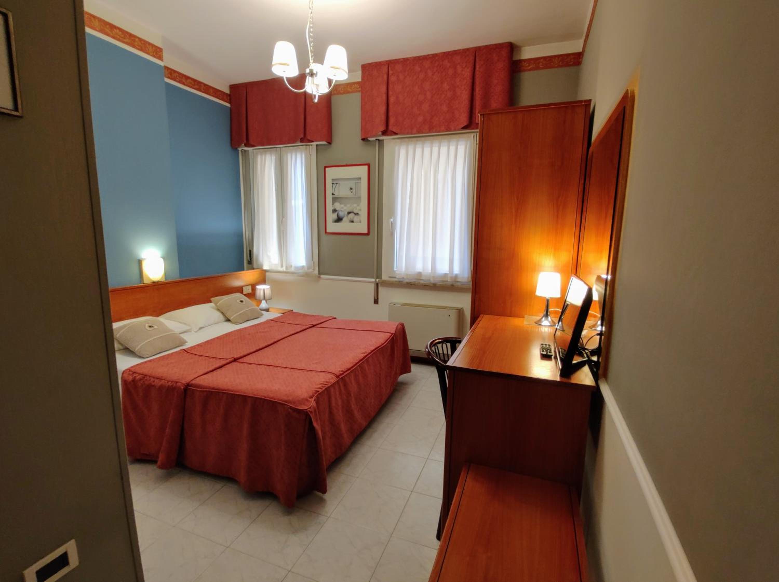 Small Double or Twin Room - Photo 1