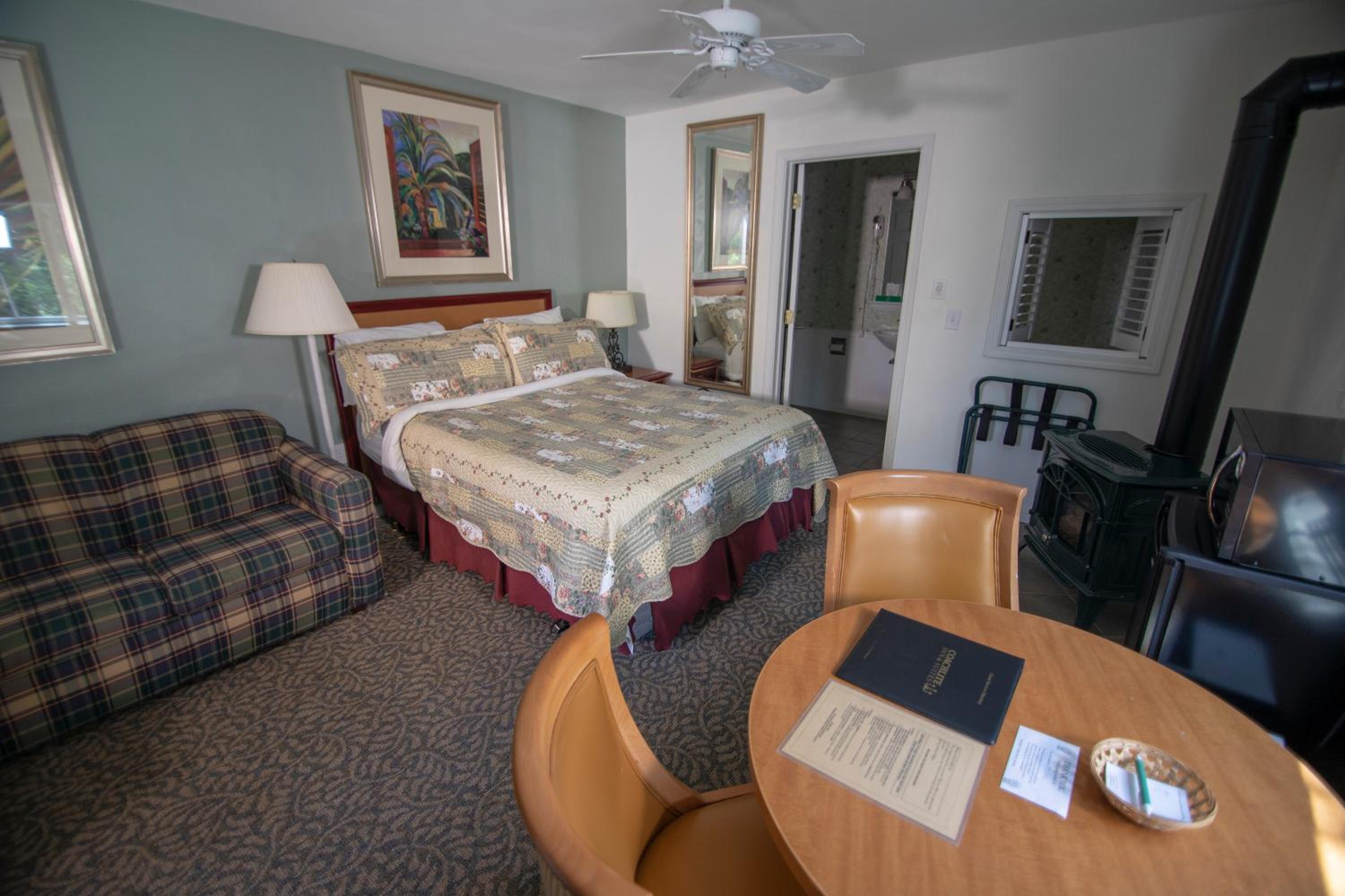 Queen Suite with Spa Bath