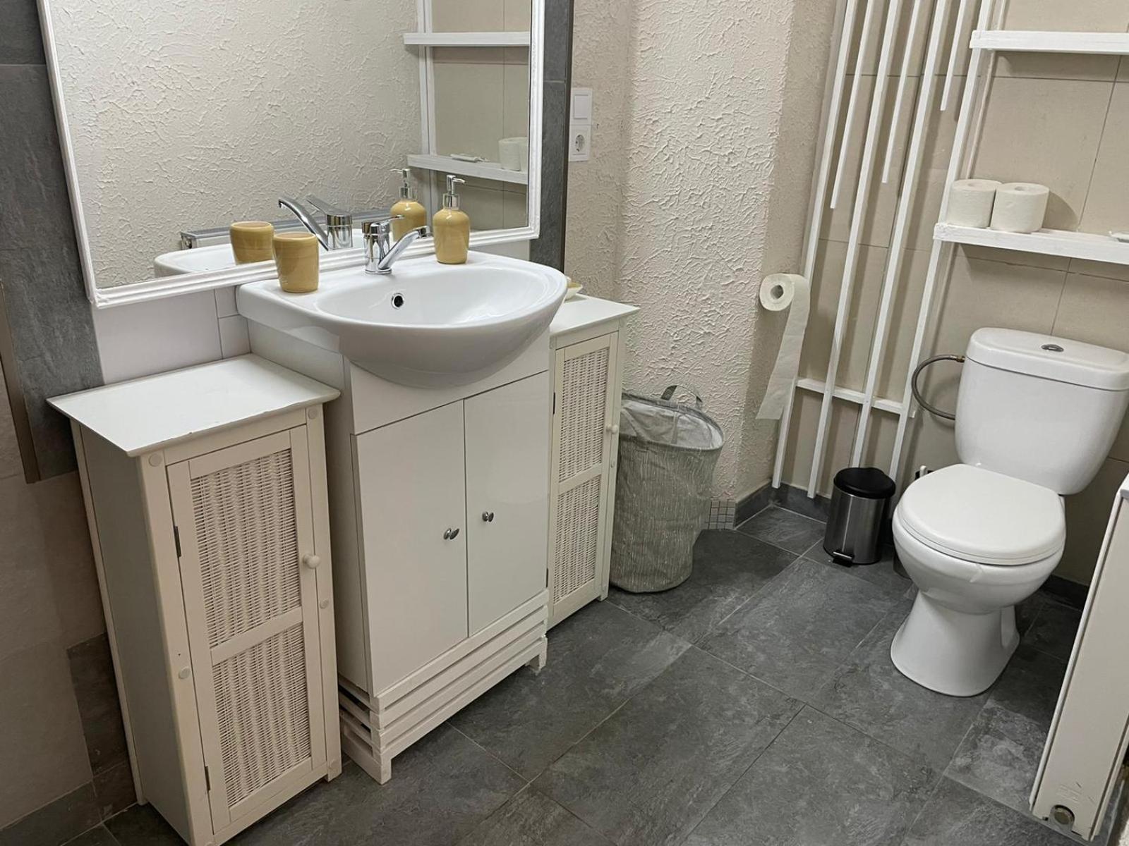 One-Bedroom Apartment - Photo 11