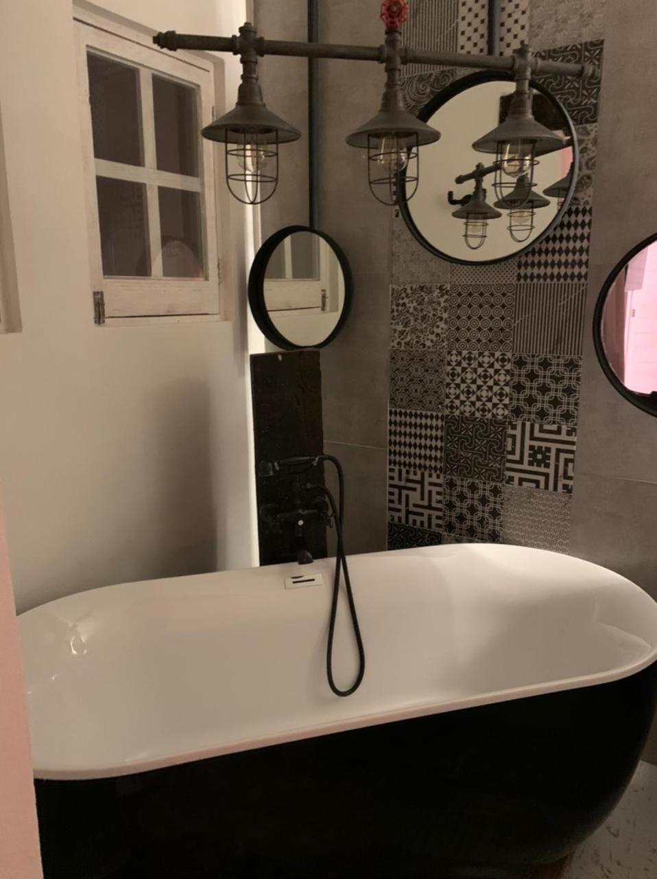 Deluxe Double Room with Bath - Photo 10
