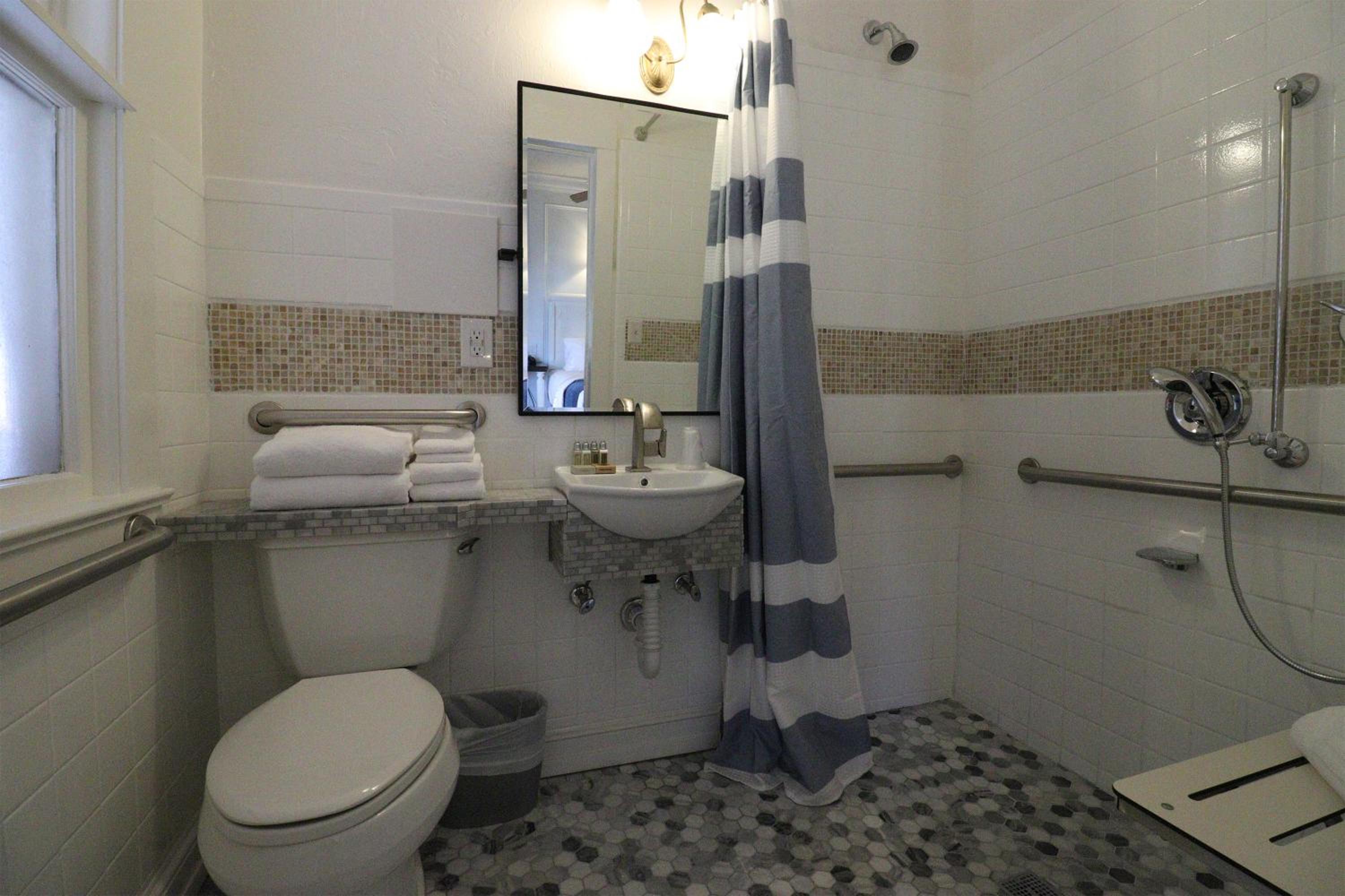 Queen Room - Disability Access photo 3