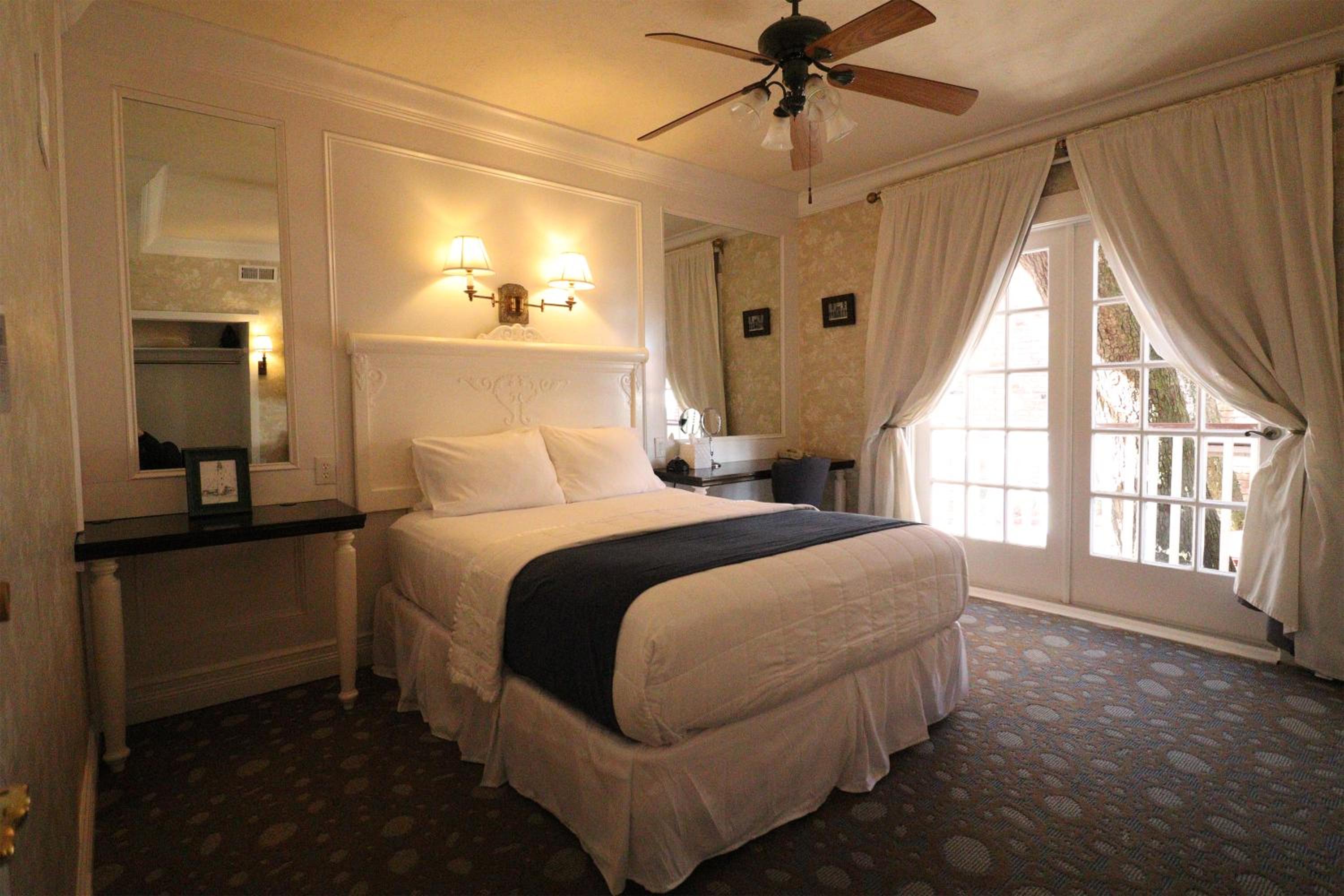 Queen Room - Disability Access photo 1