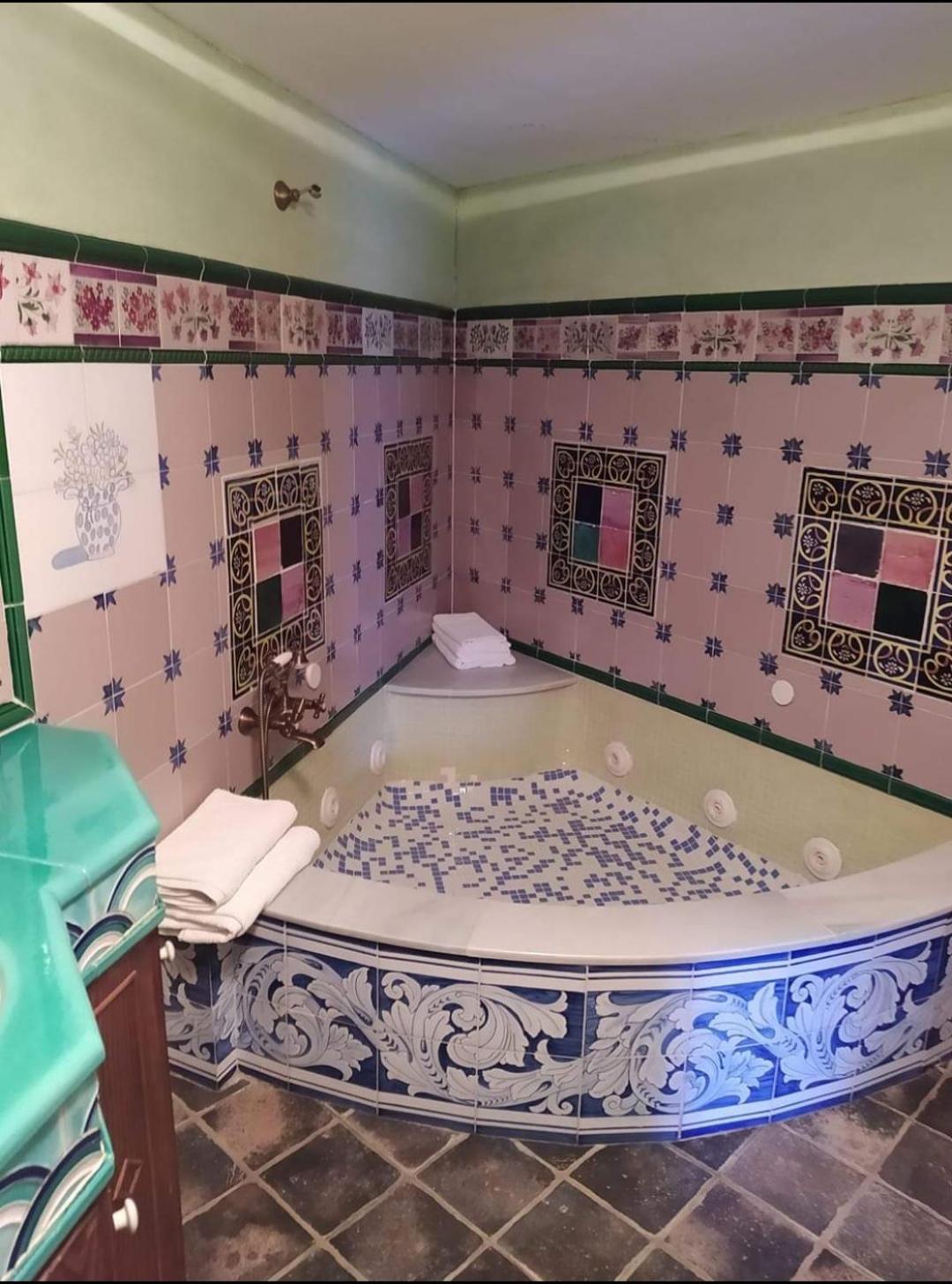 Double Room with Spa Bath - Photo 3