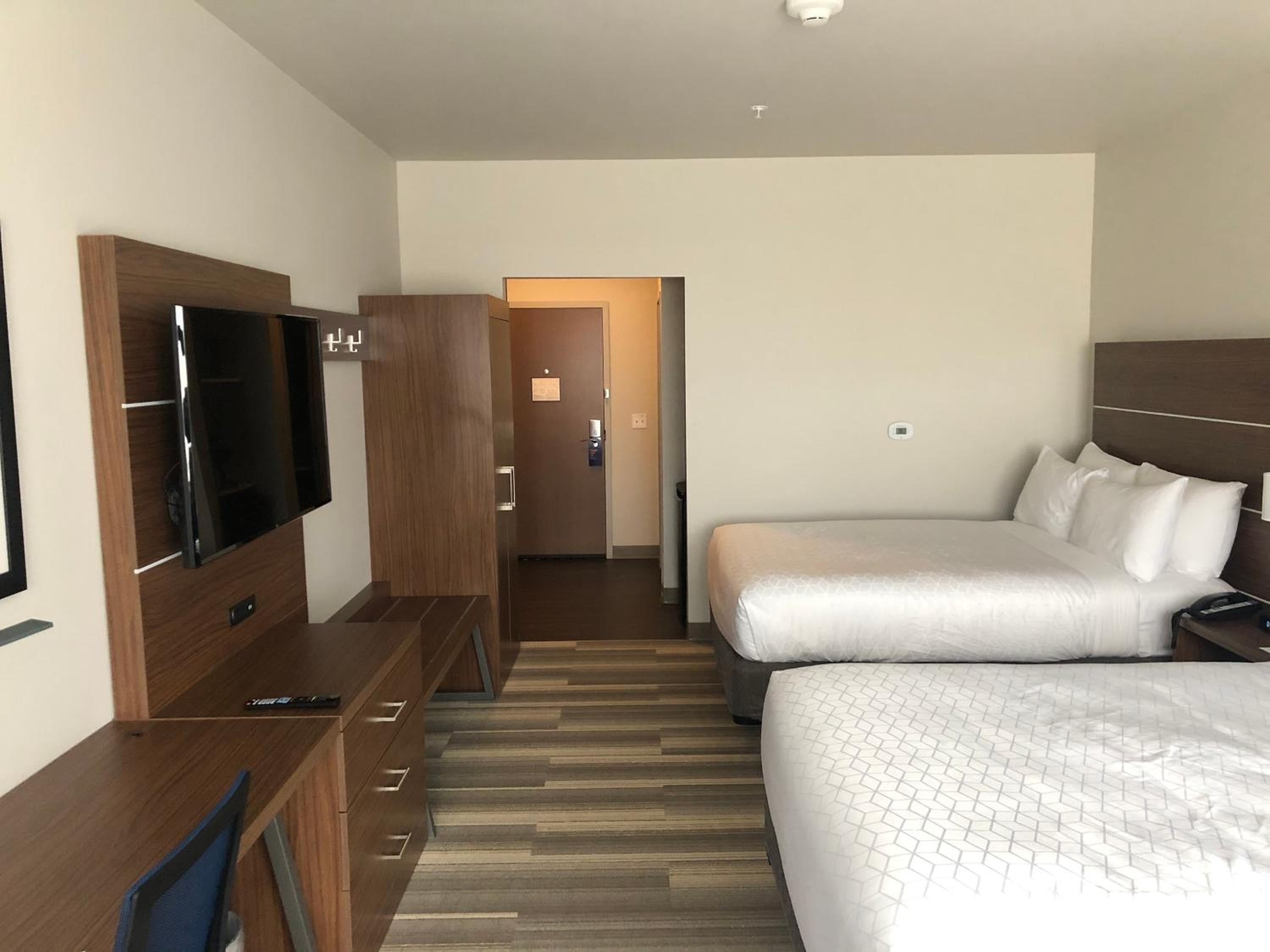 Standard Room with Two Queen Beds - Photo 2