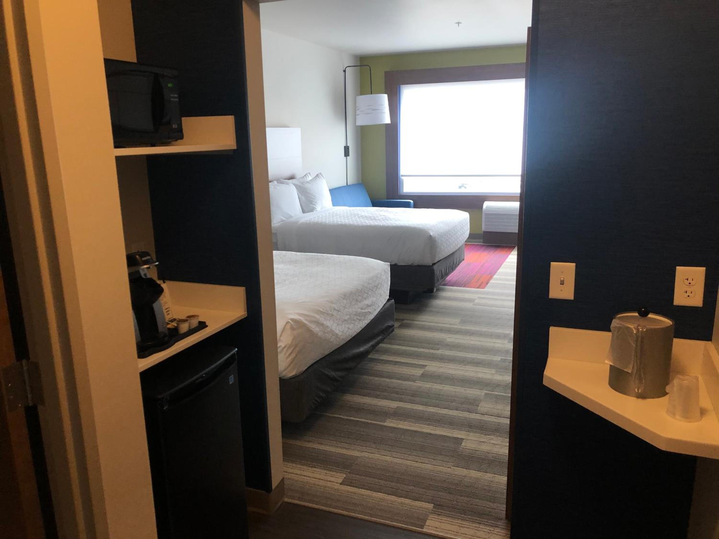 Queen Suite with Two Queen Beds and Sofa Bed - Photo 4