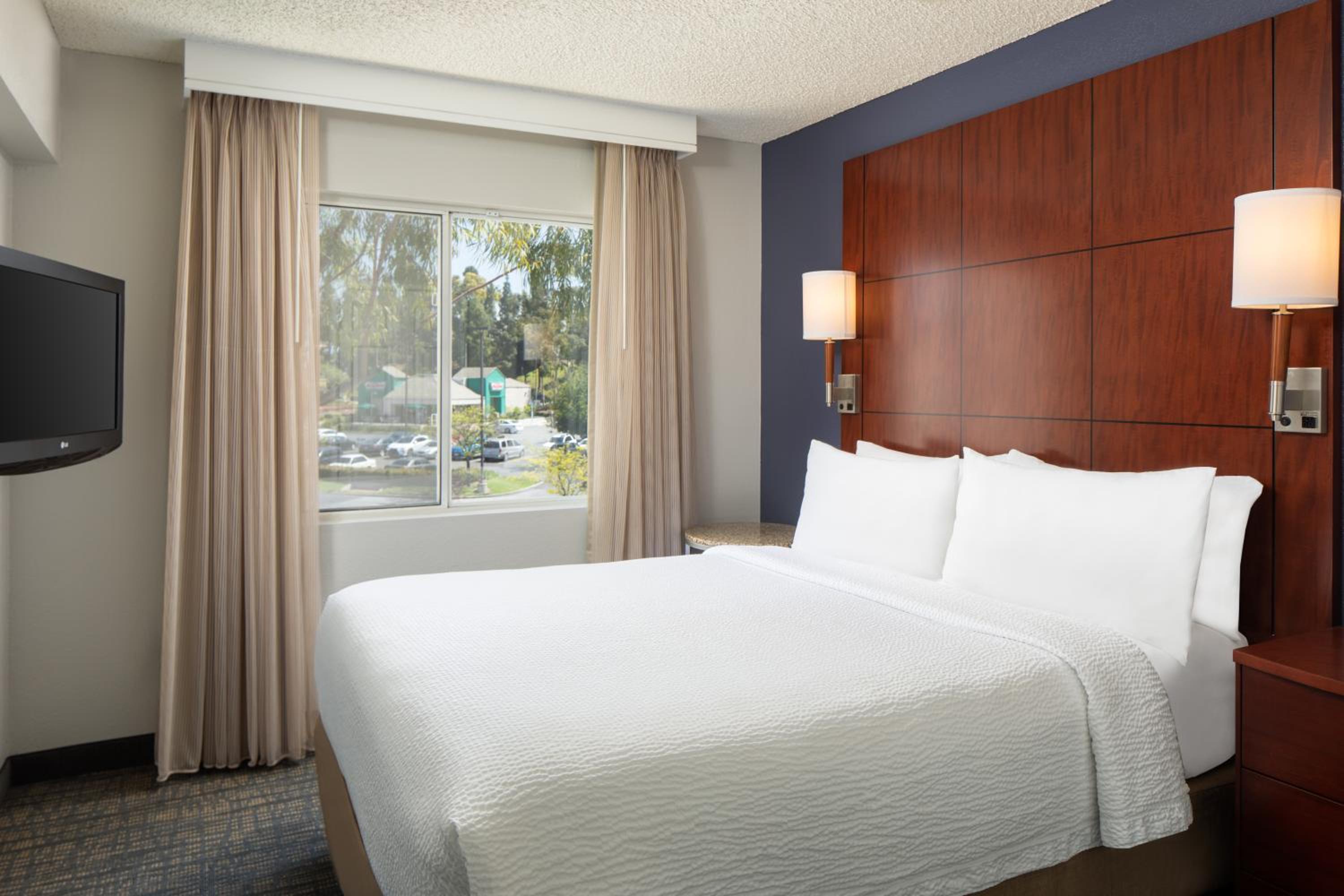 Hearing Accessible One Bedroom Suite Queen - Photo 6