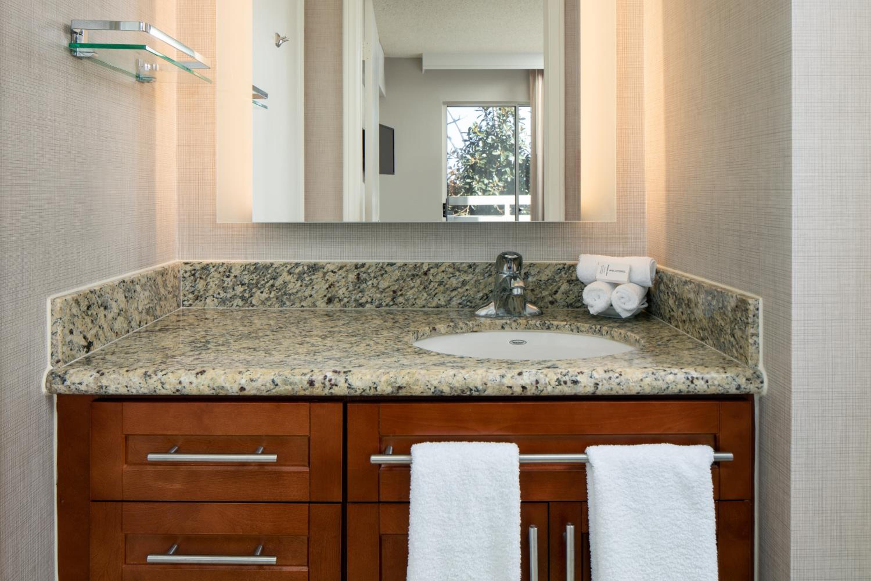 Hearing Accessible One Bedroom Suite Queen - Photo 5